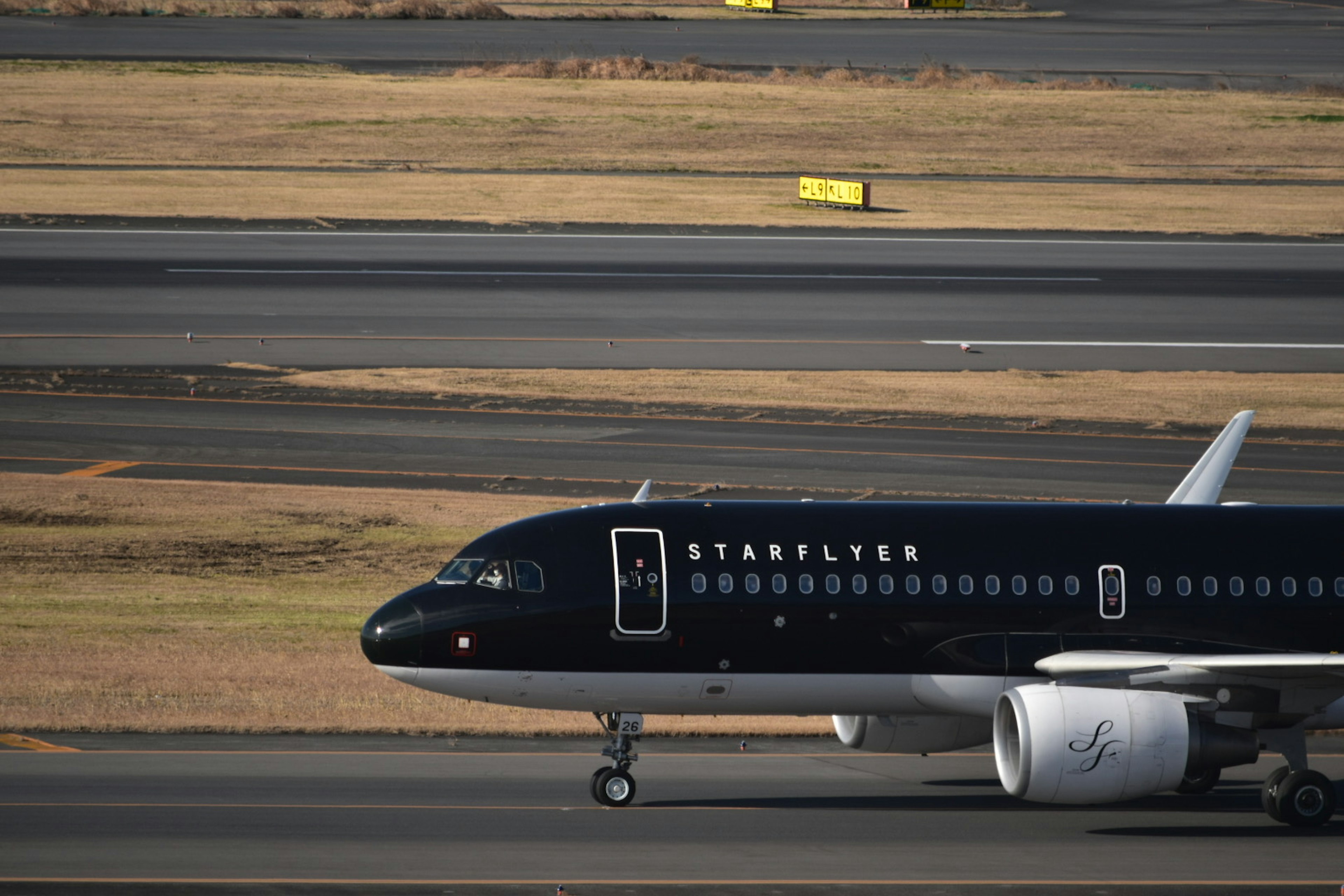 Vue latérale d'un avion de passagers Starflyer sur la piste