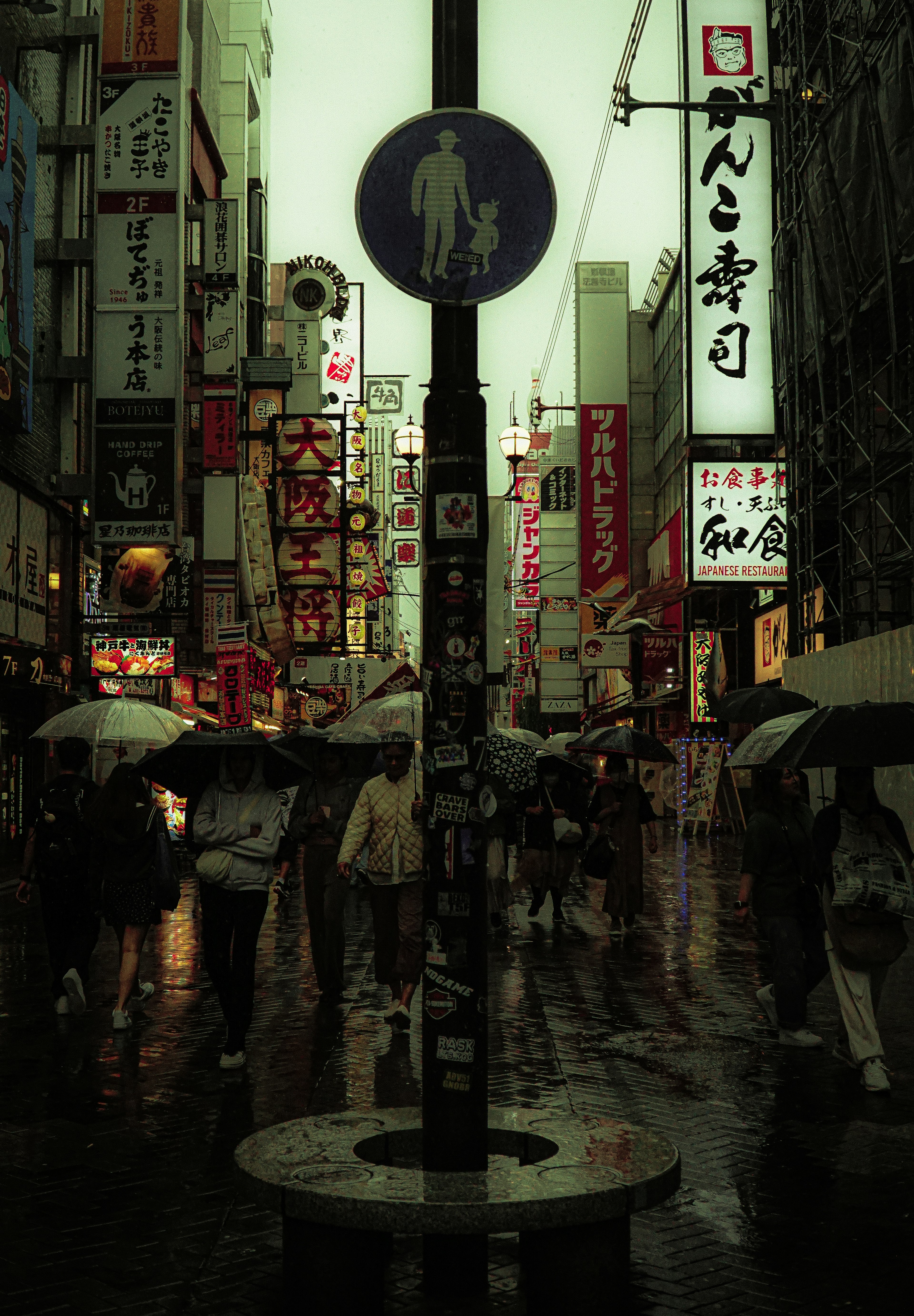 雨中人群和霓虹灯标志的城市街道