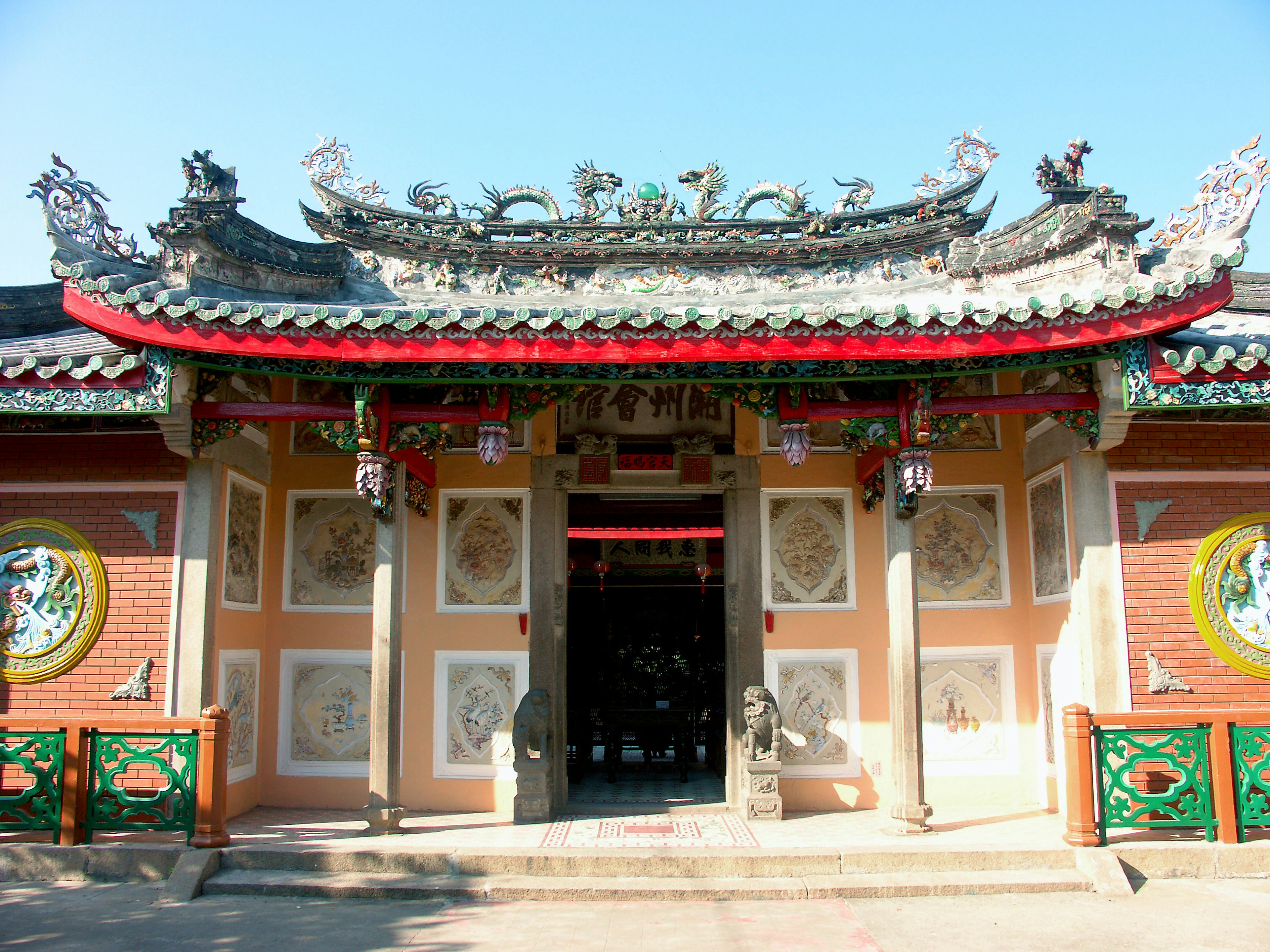 Entrée d'un temple chinois traditionnel avec des décorations ornées et des couleurs vives