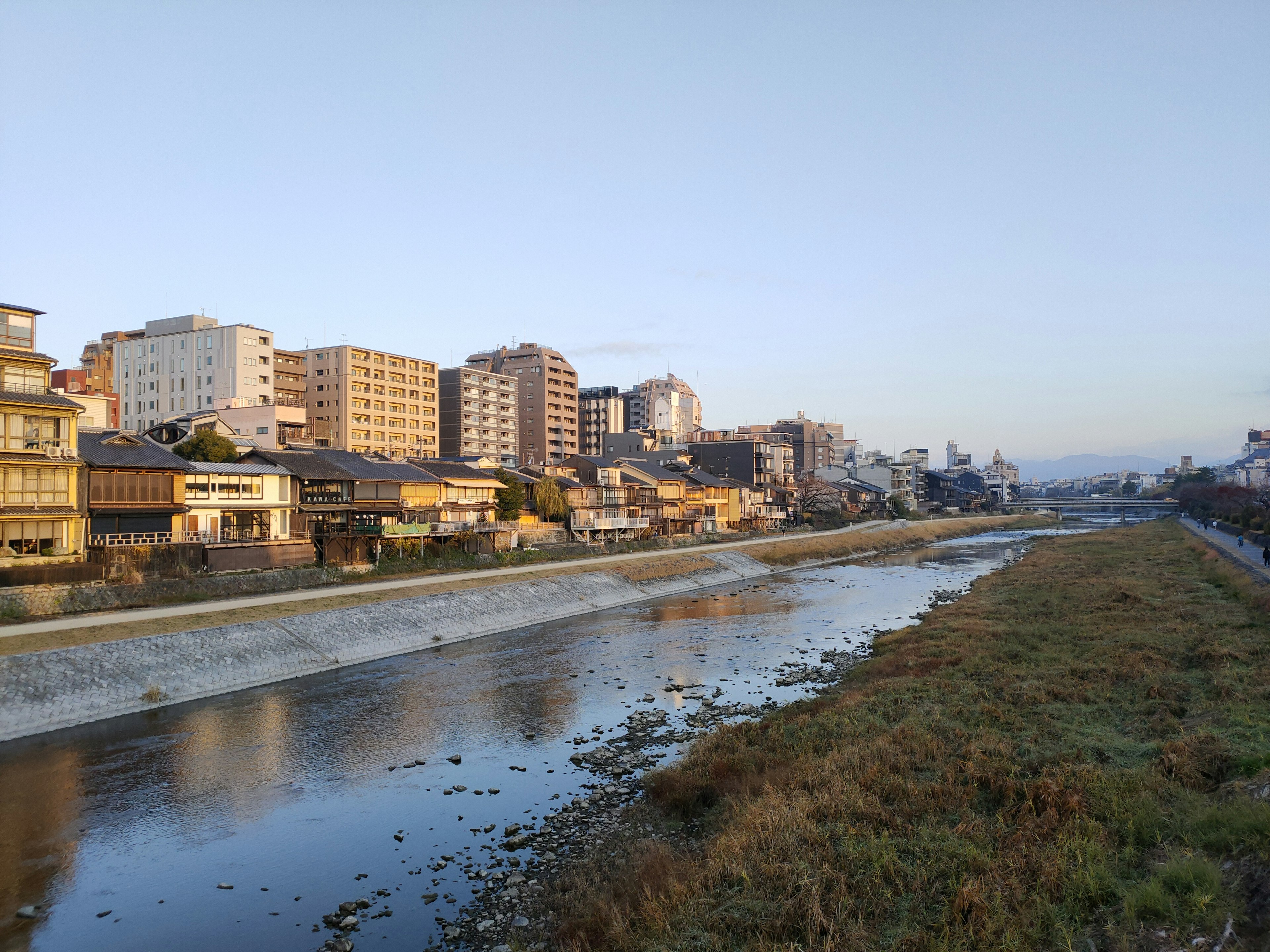 Malersiche Flusslandschaft mit Gebäuden und ruhigem Wasser