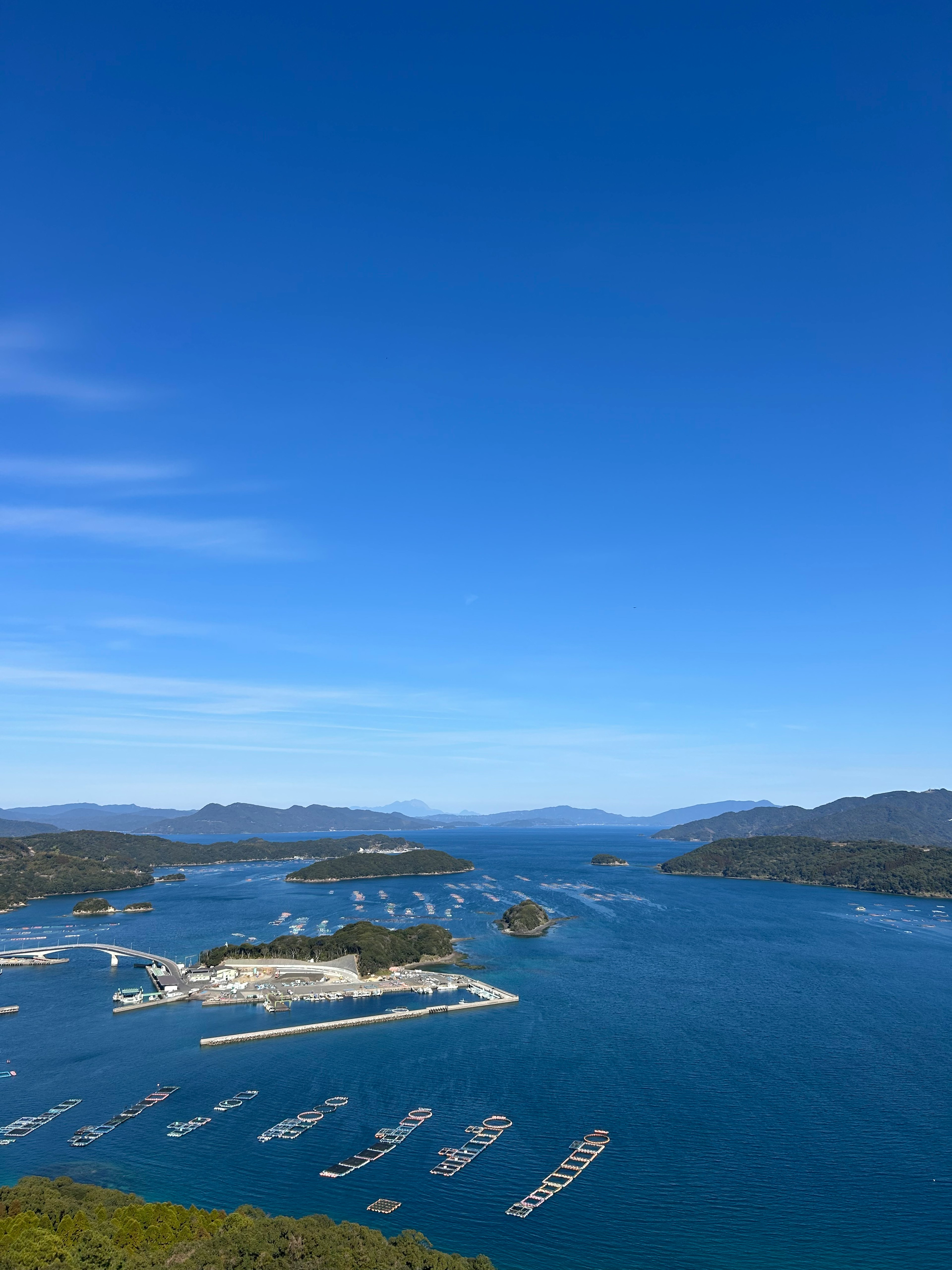 蓝天和美丽海洋的风景 港口和停泊的船只