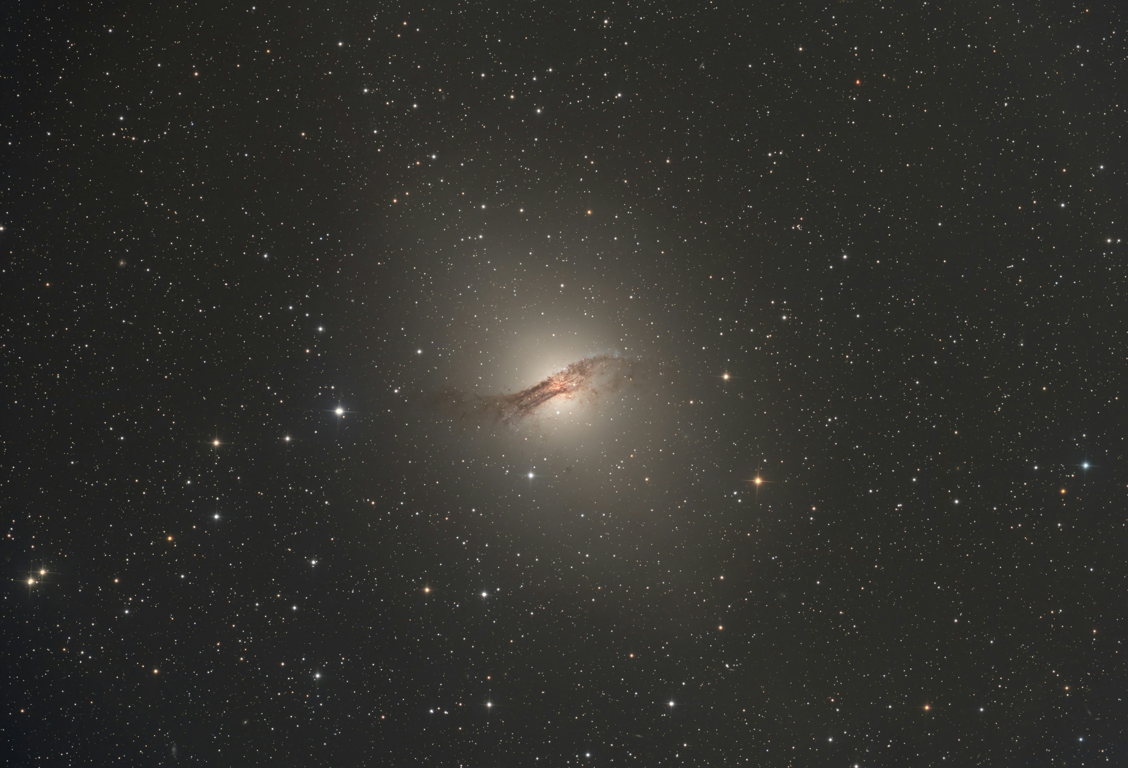 Bild einer großen Galaxie im Zentrum der Milchstraße umgeben von verstreuten Sternen