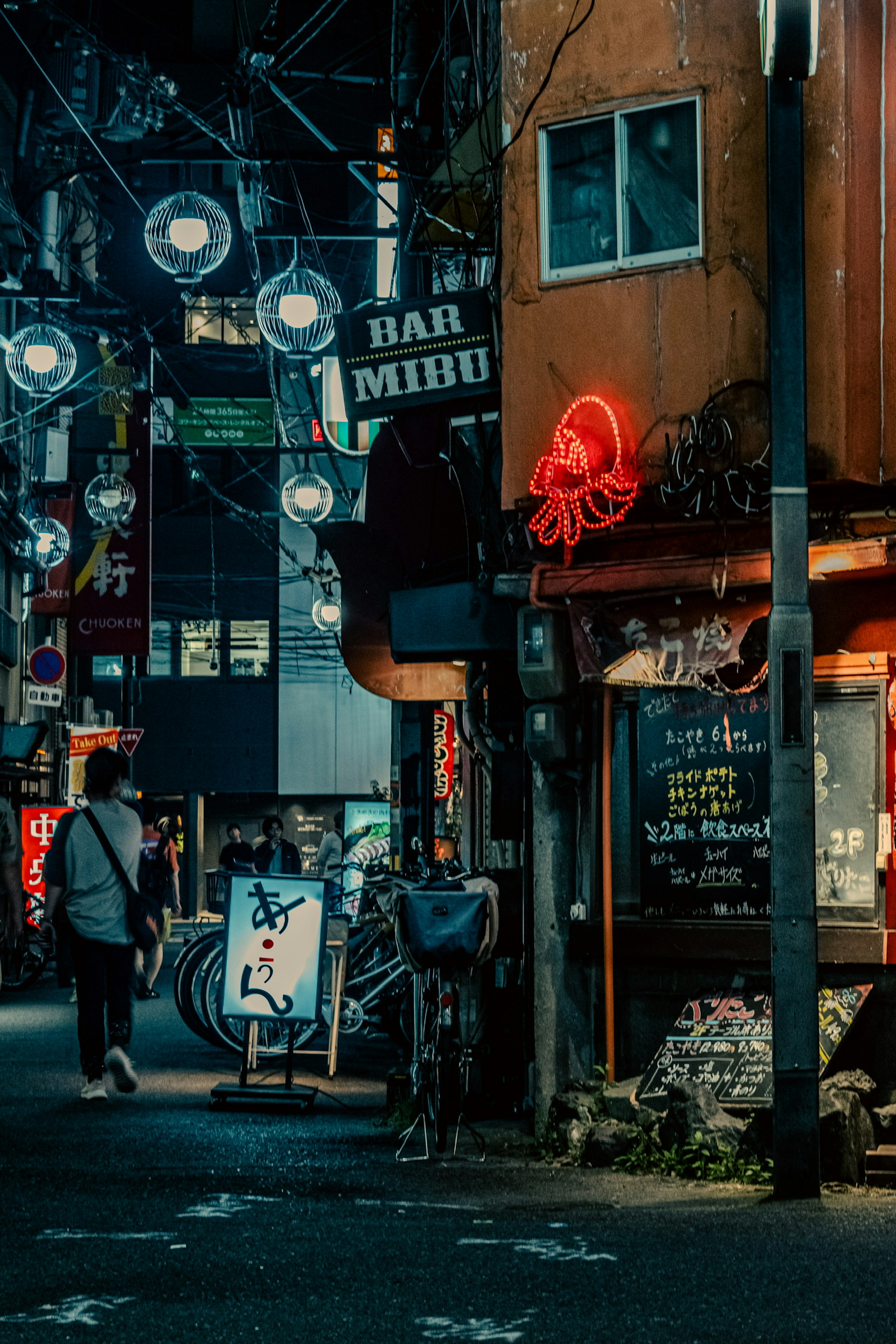 Scena notturna con insegne di bar e luci al neon