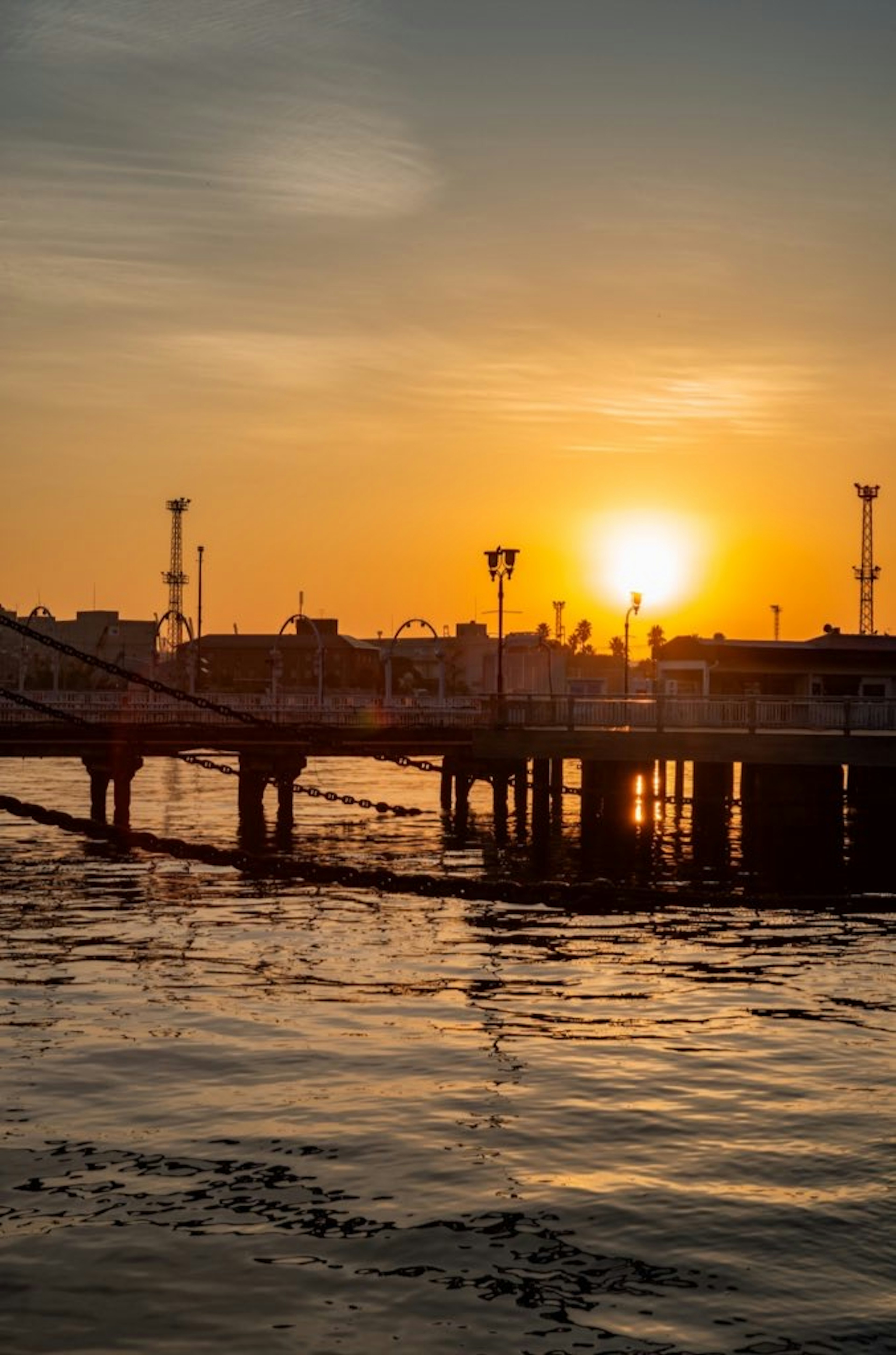 Vue pittoresque d'un quai au coucher du soleil sur l'eau