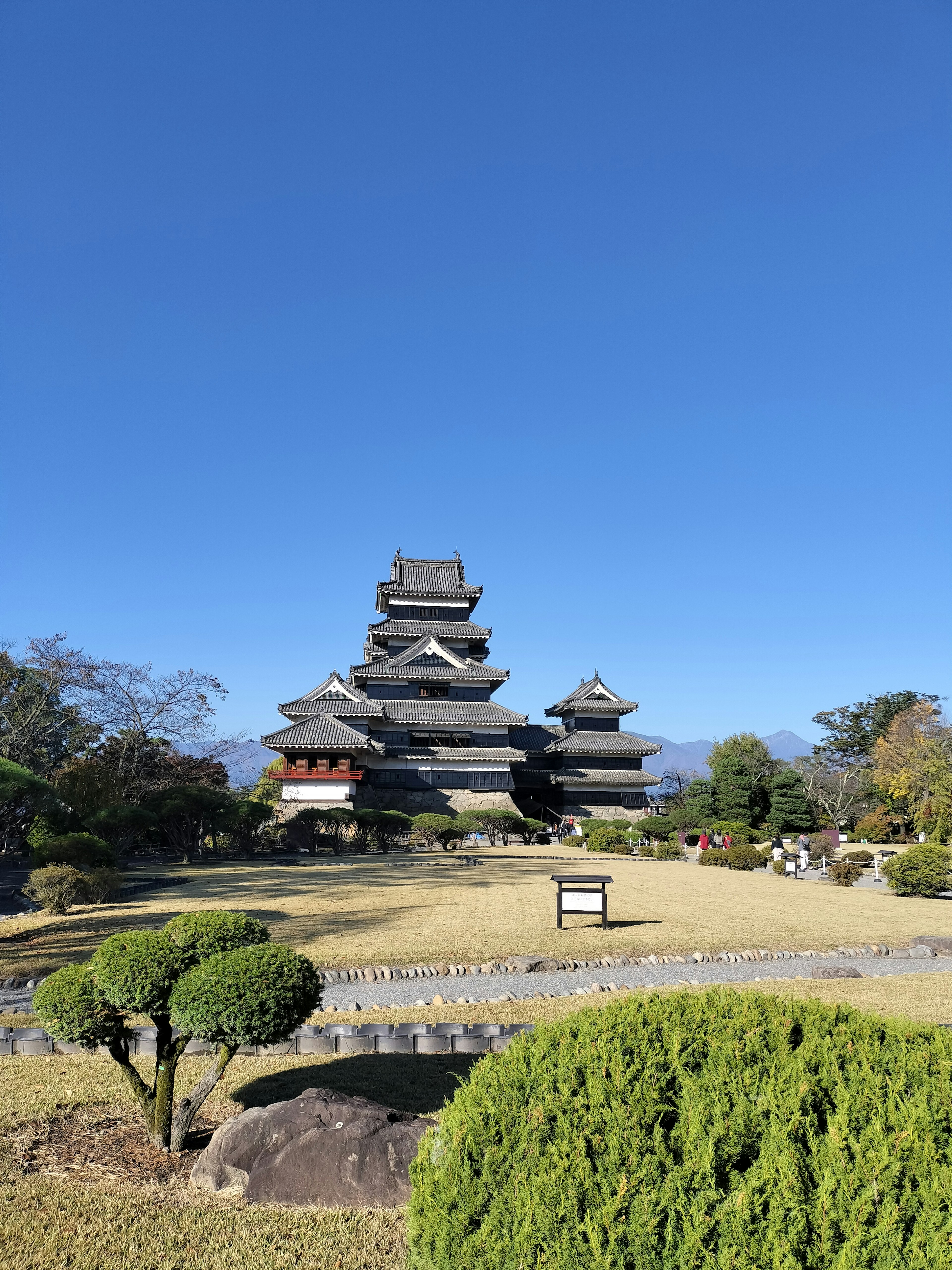 Pemandangan Kastil Matsumoto dengan langit biru yang cerah