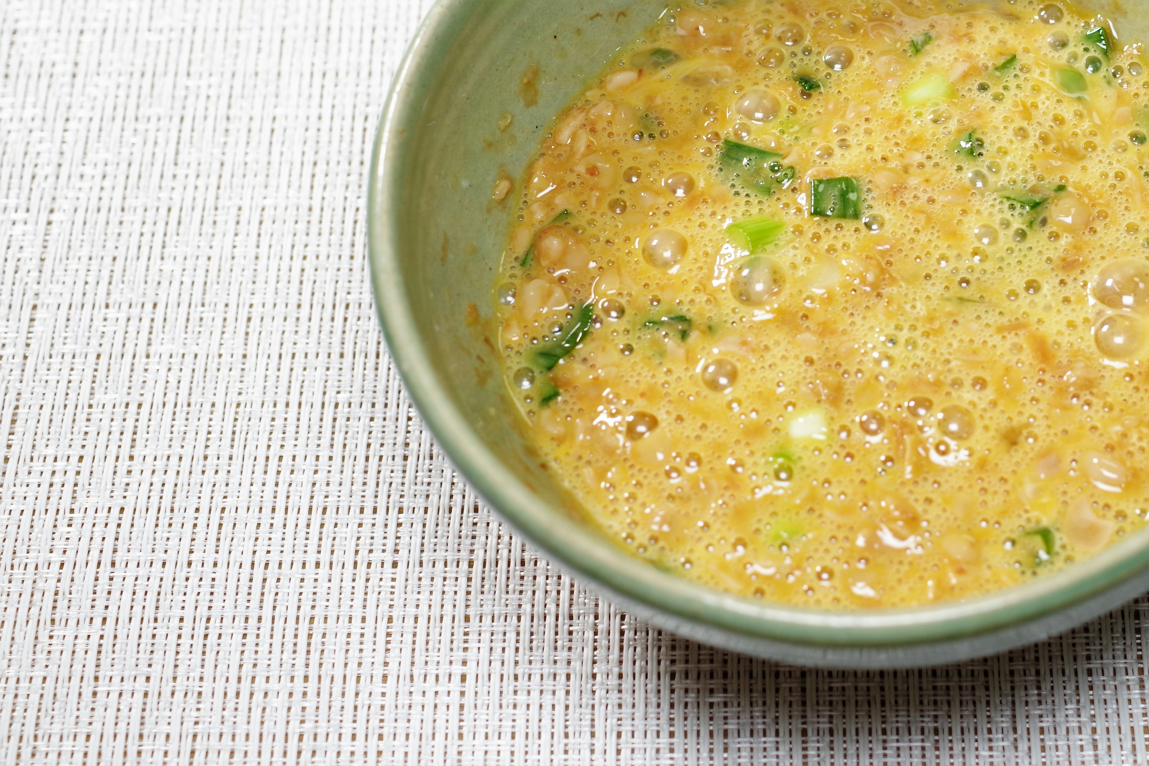 Una sopa burbujeante en un bol verde