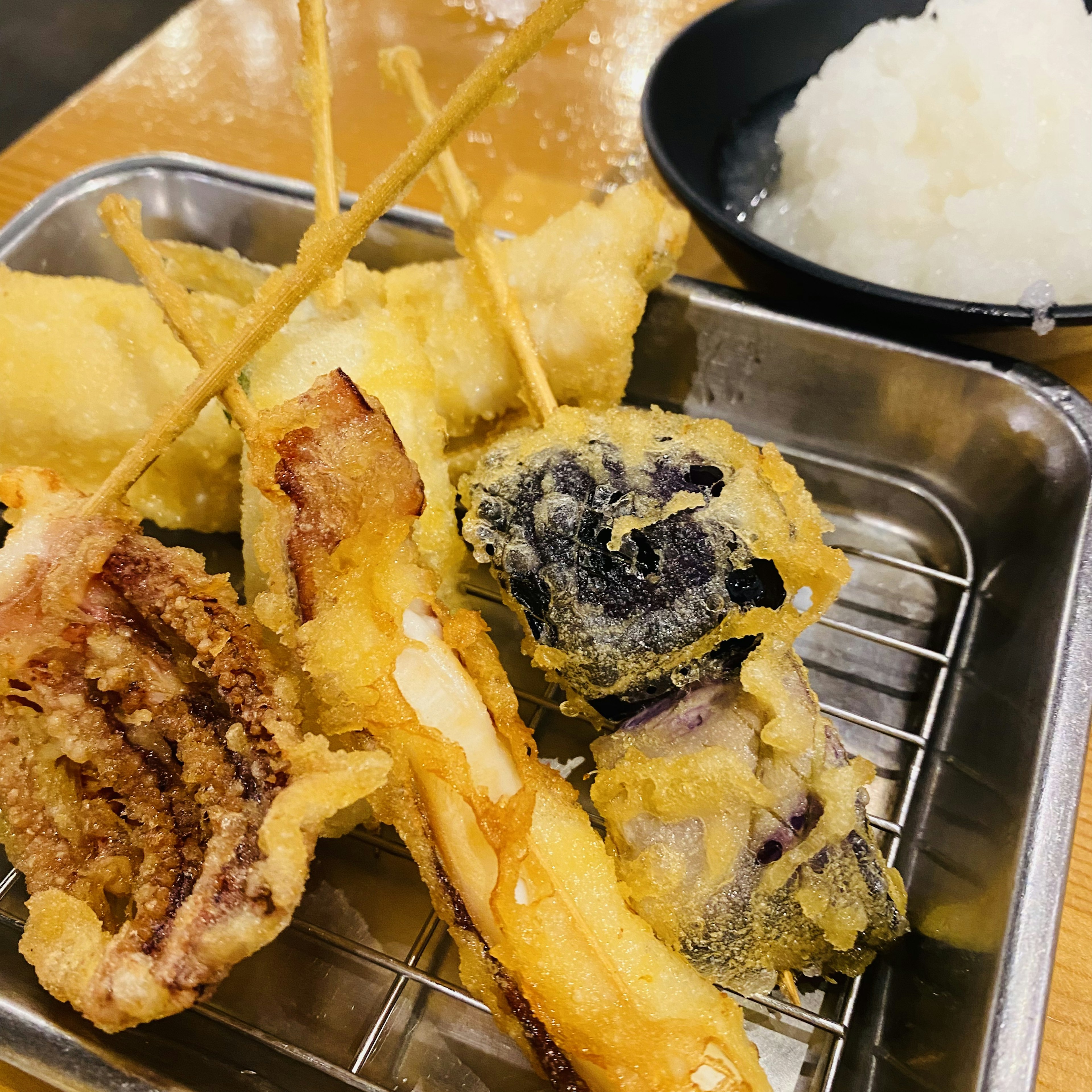 揚げ物の盛り合わせとご飯の皿