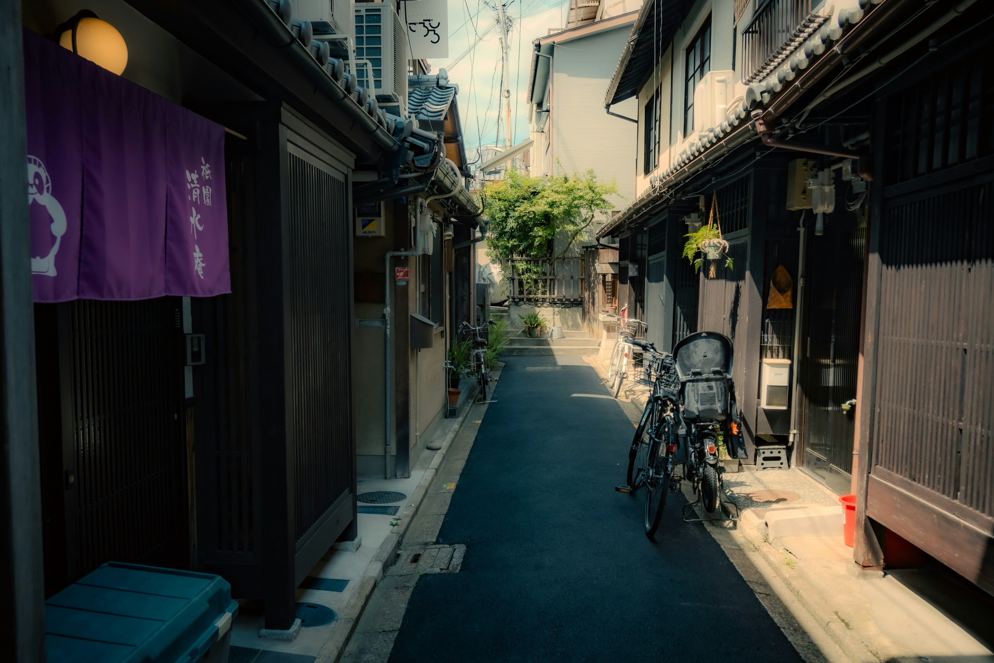 古い街並みの狭い路地に自転車が置かれた風景