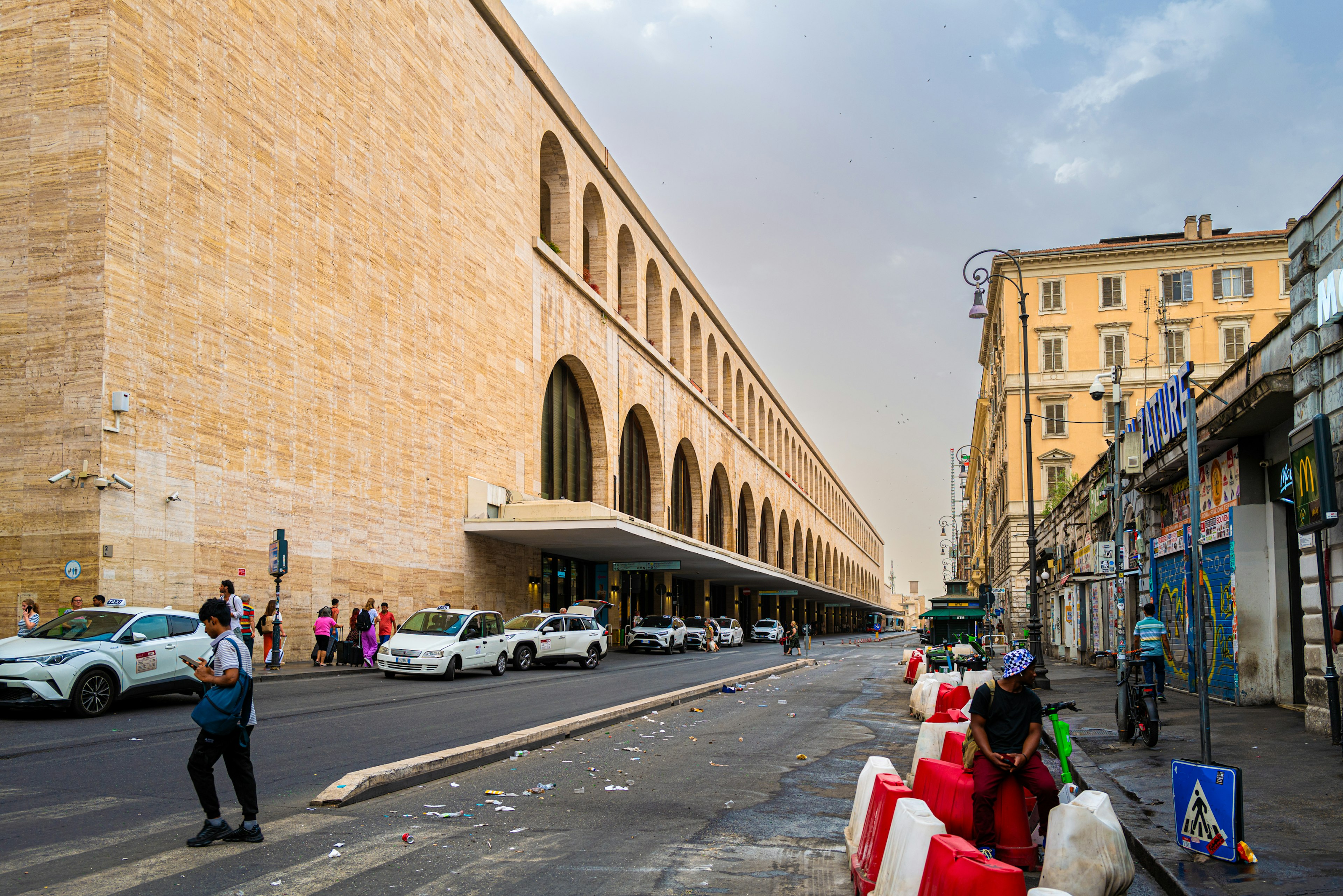 Rue large avec une architecture historique et des véhicules modernes