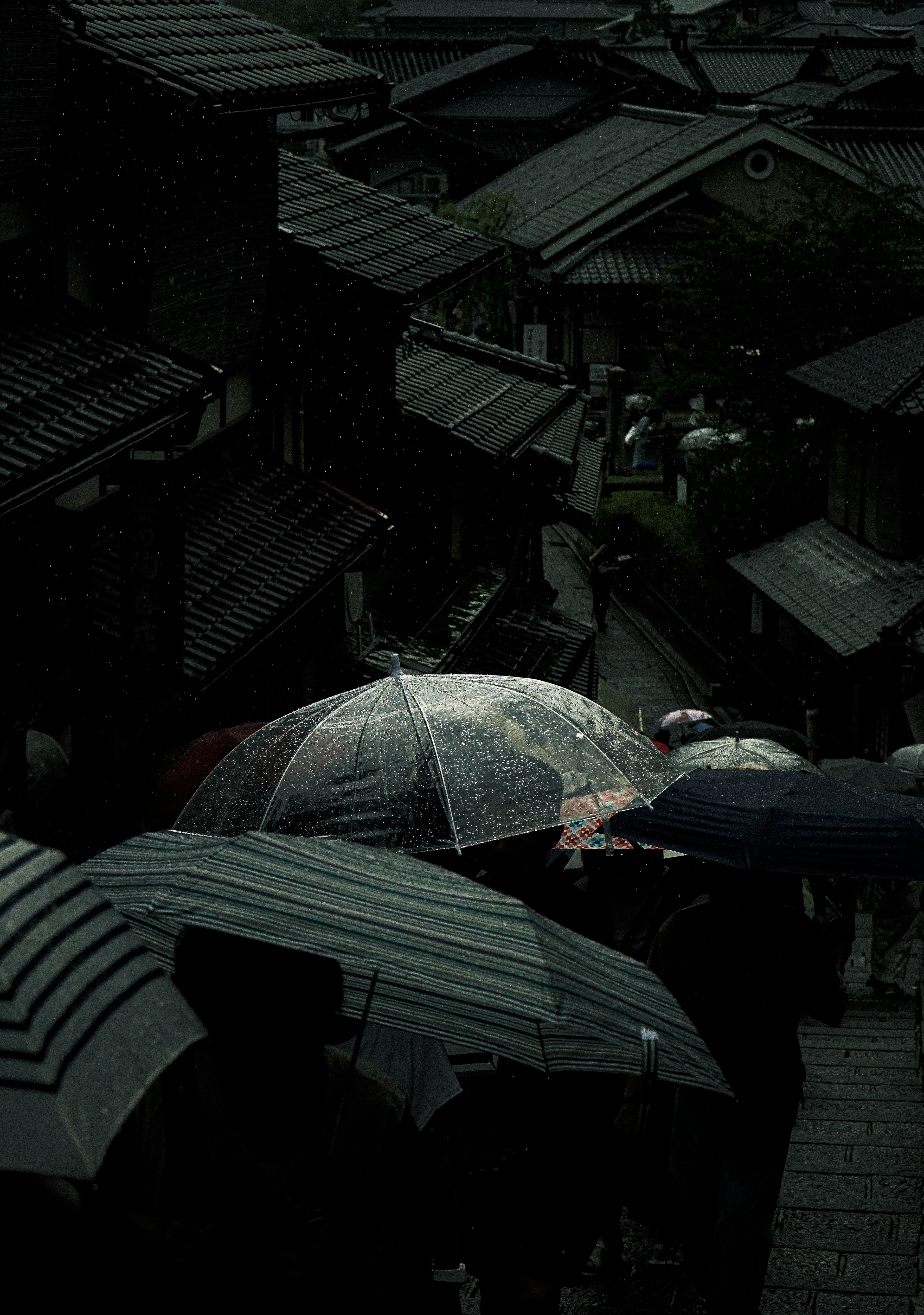 雨中的雨傘與黑暗屋頂的場景