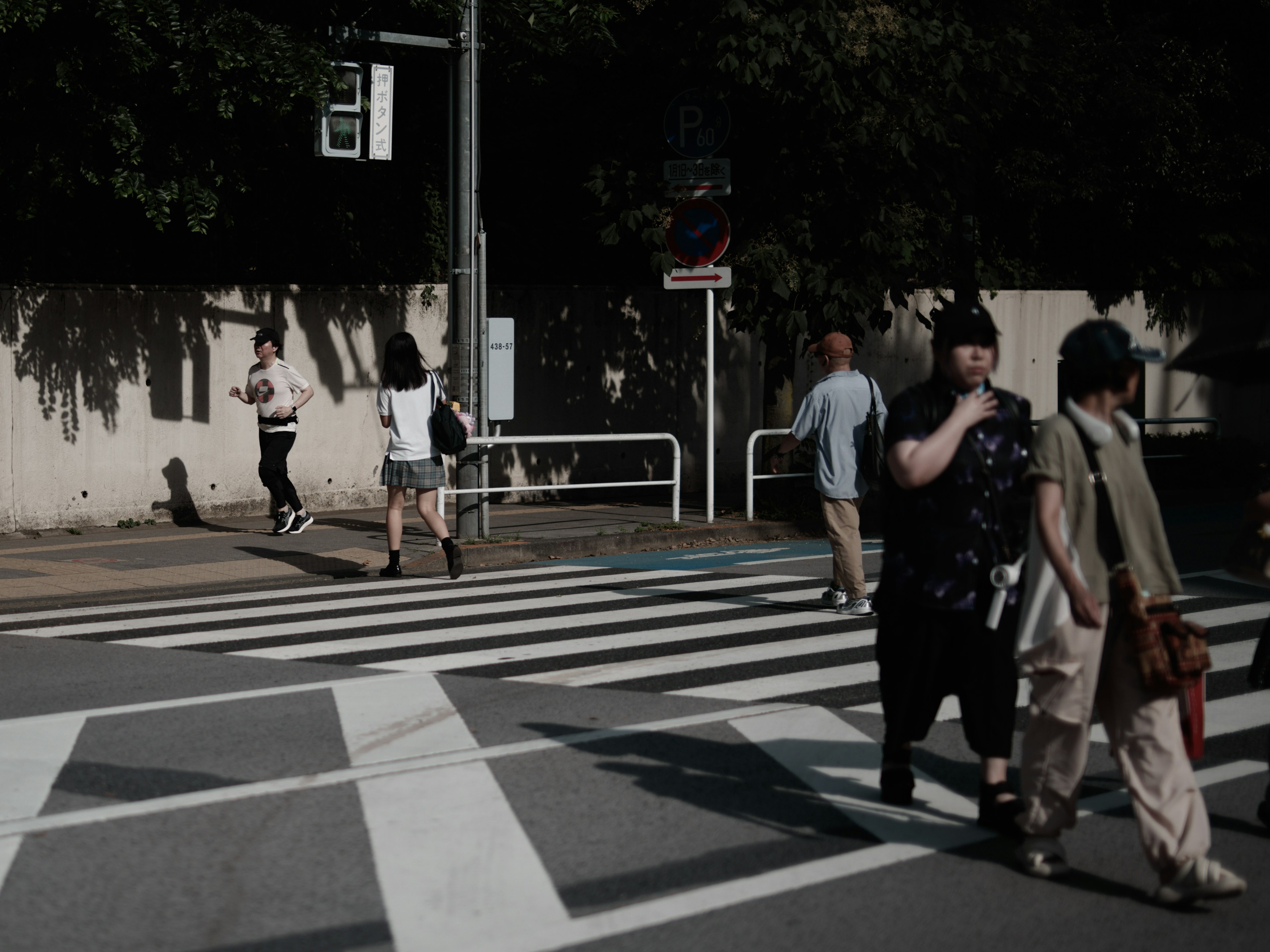 城市场景，行人正在过马路