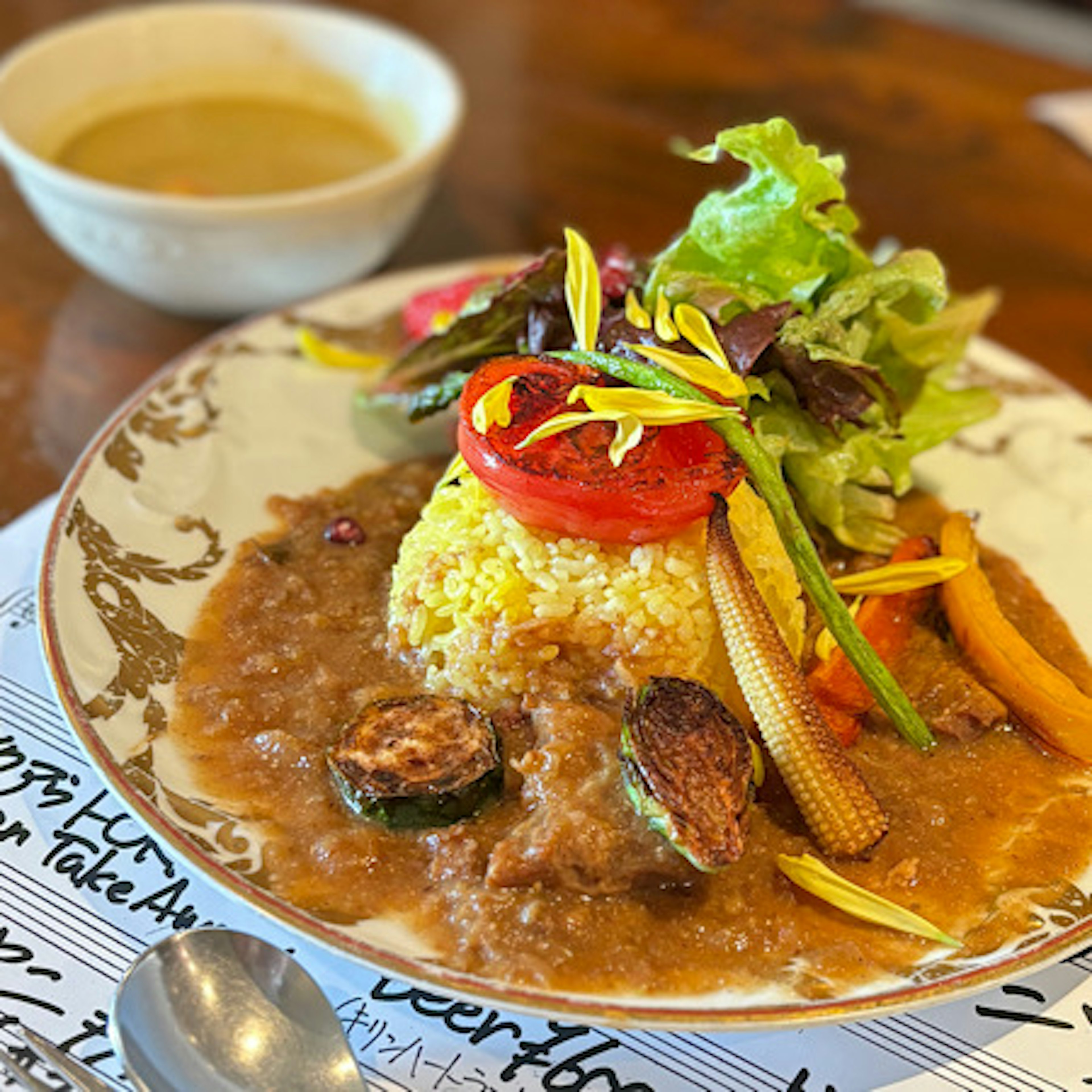 Piatto di riso al curry con insalata e verdure assortite