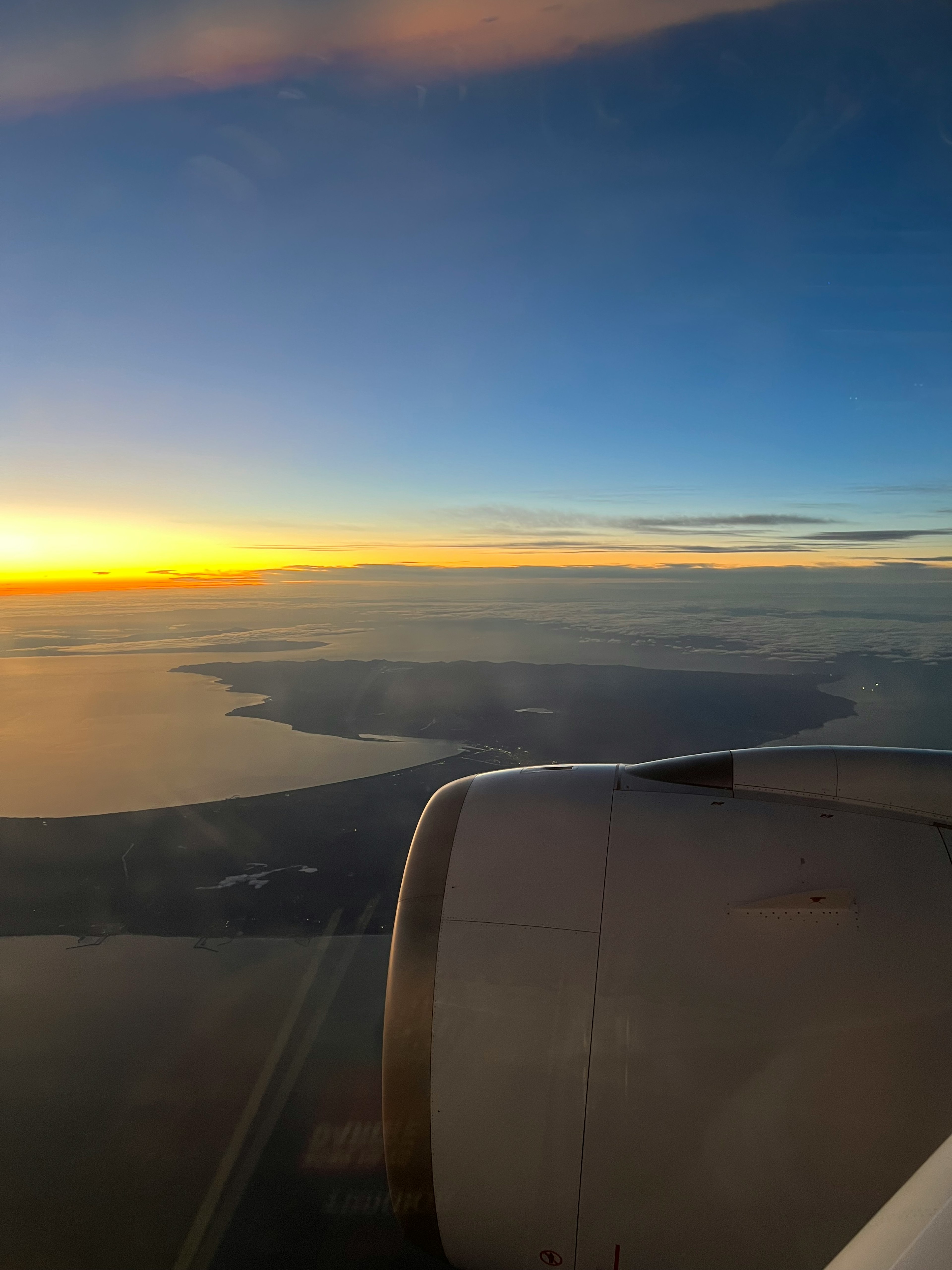 Vista del tramonto e del mare dalla finestra dell'aereo