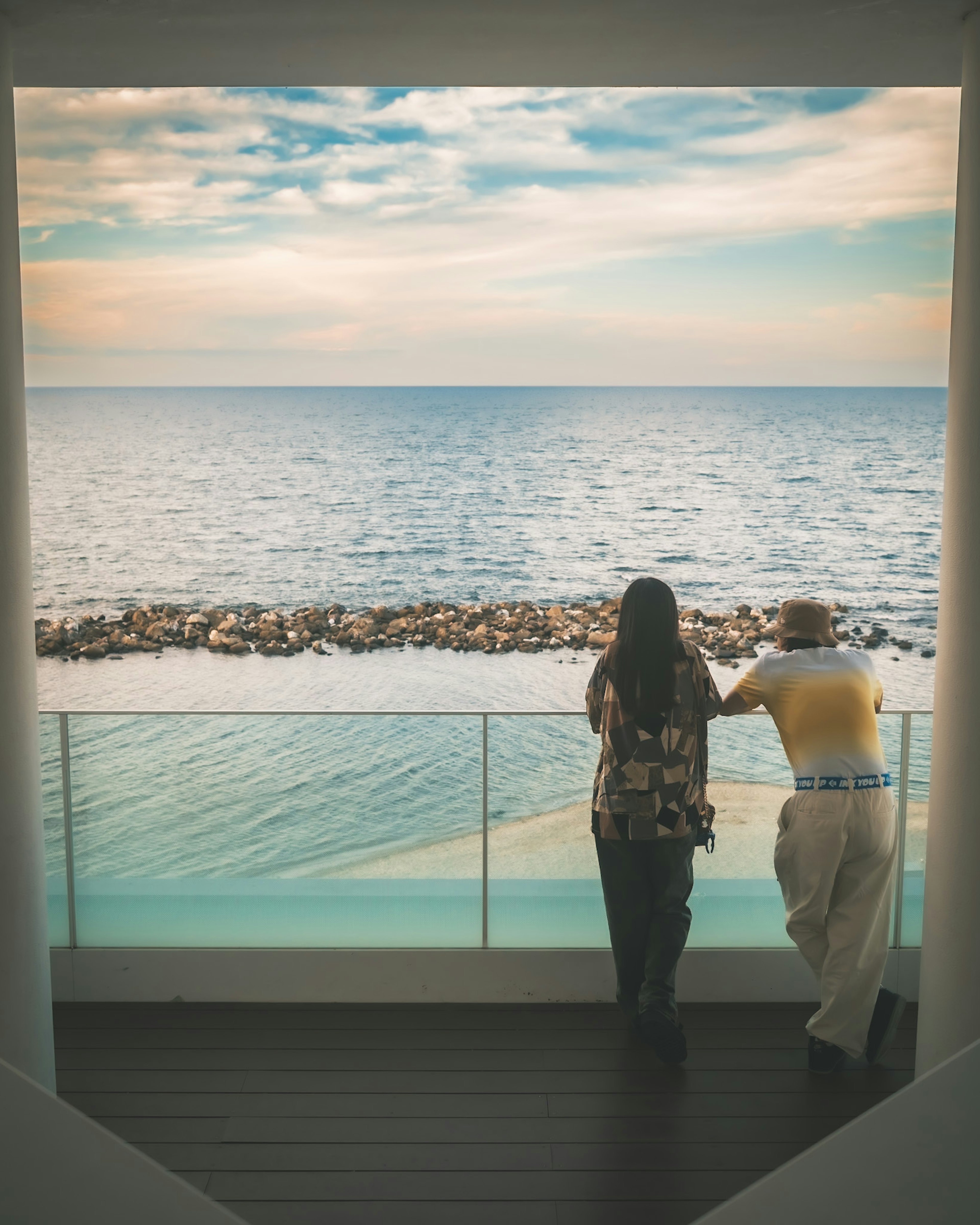 Due persone che guardano l'oceano con una vista bellissima