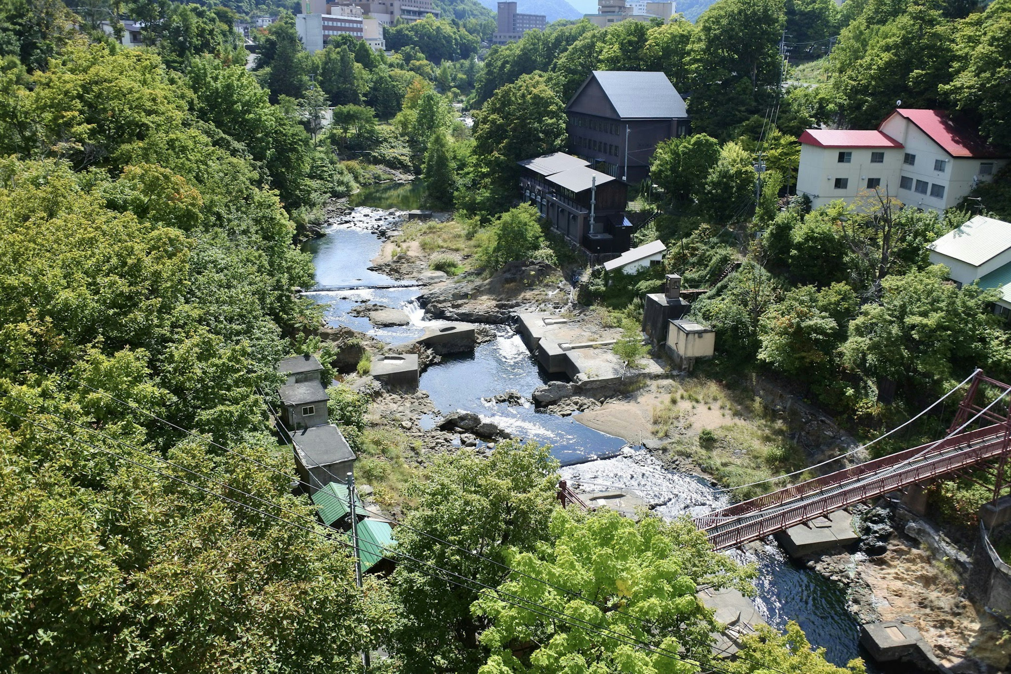 Vista panoramica di vecchi edifici circondati da un fiume e vegetazione lussureggiante