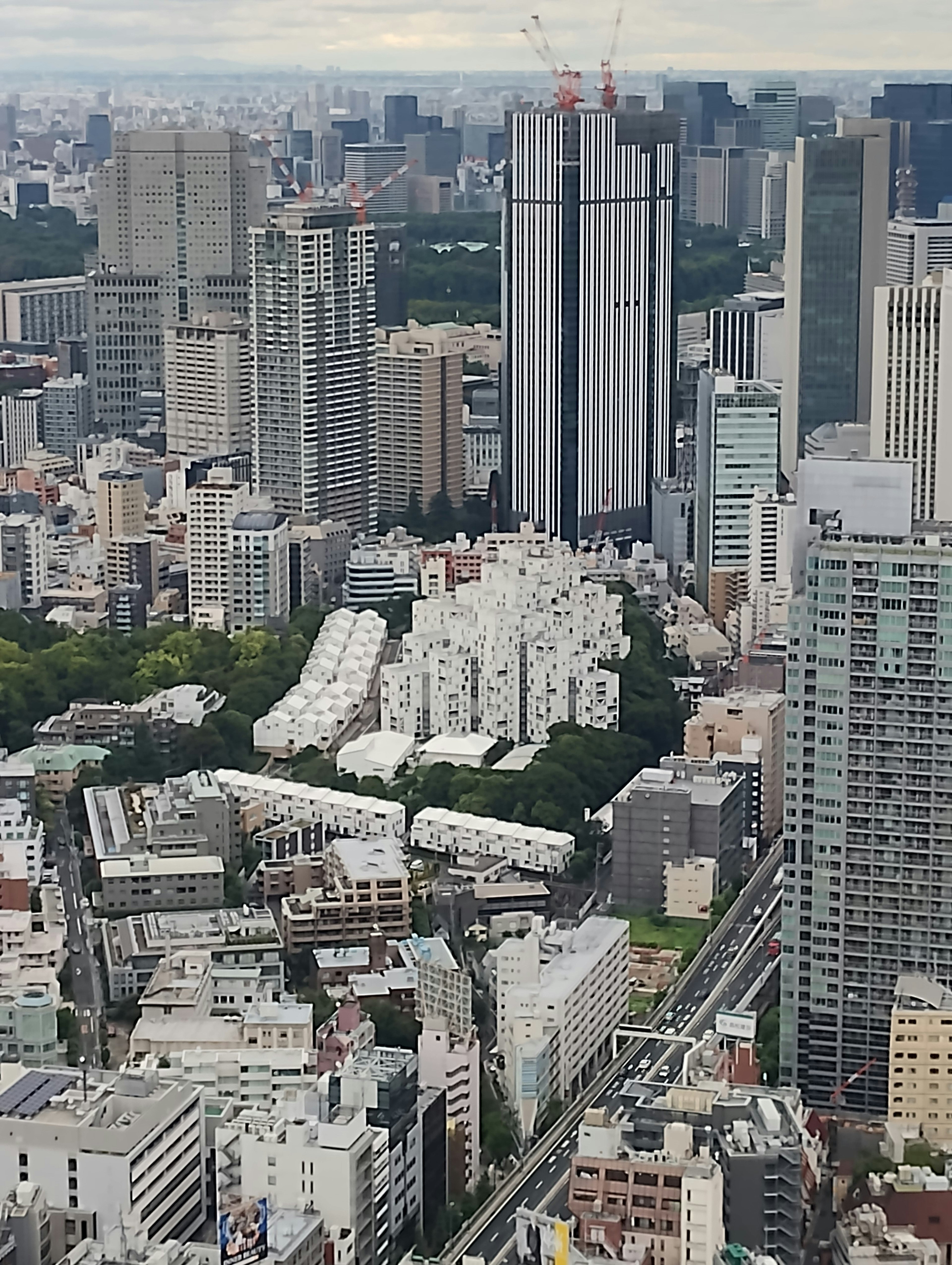 Pemandangan udara gedung pencakar langit dan ruang hijau di Tokyo