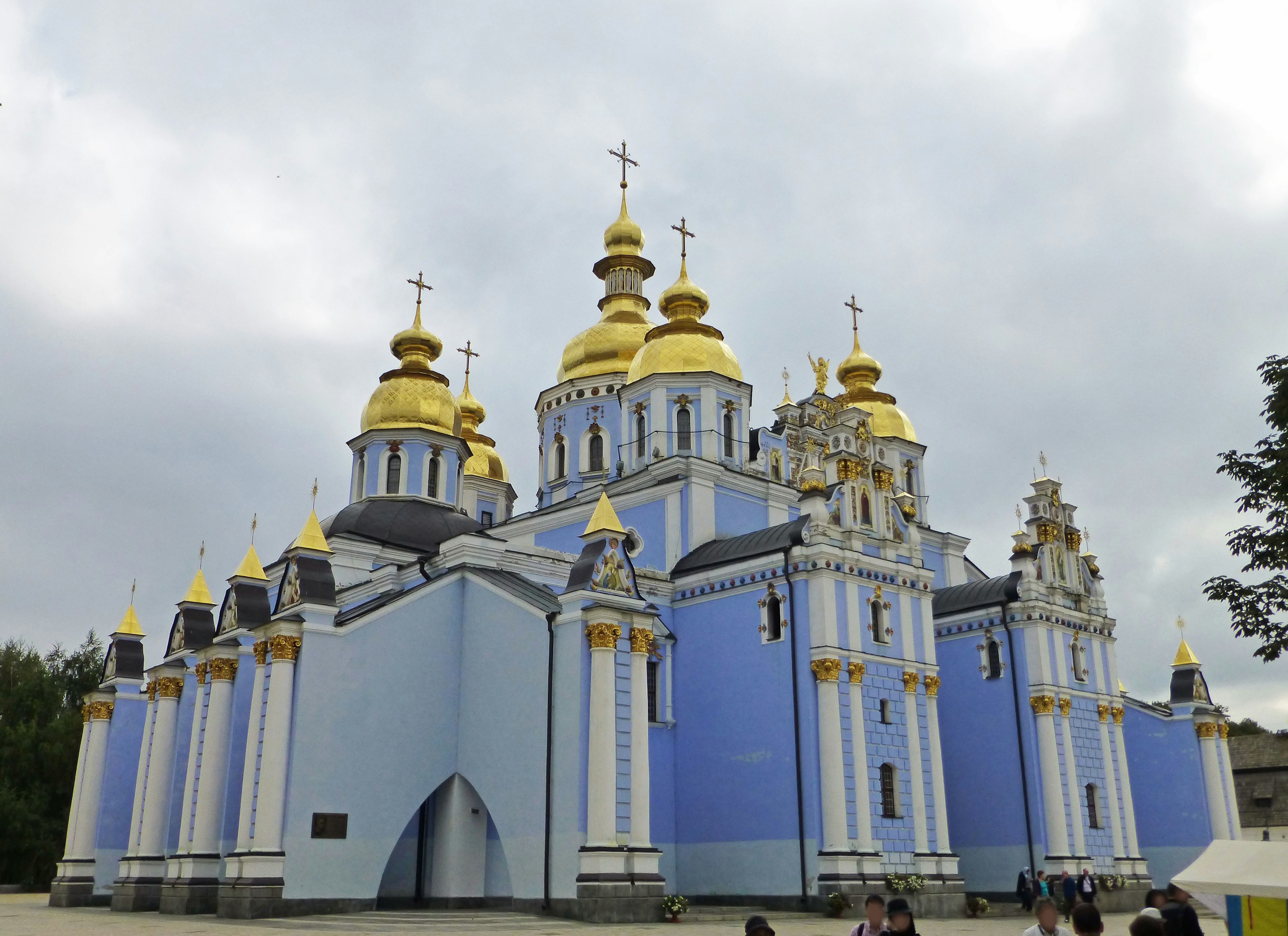 Tampilan luar Katedral St. Michael dengan dinding biru dan kubah emas