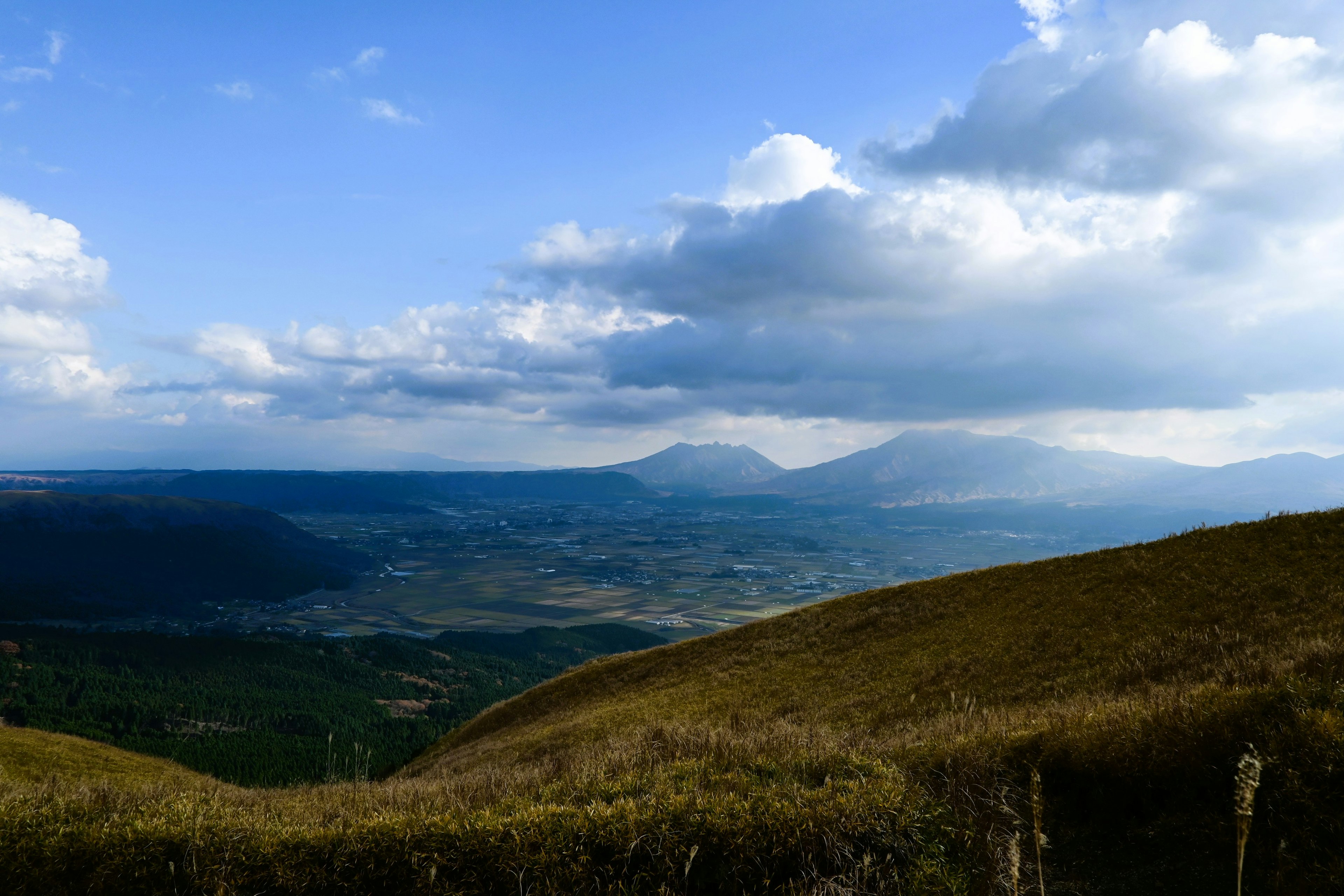 广阔的景观下的山脉和山谷在蓝天之下