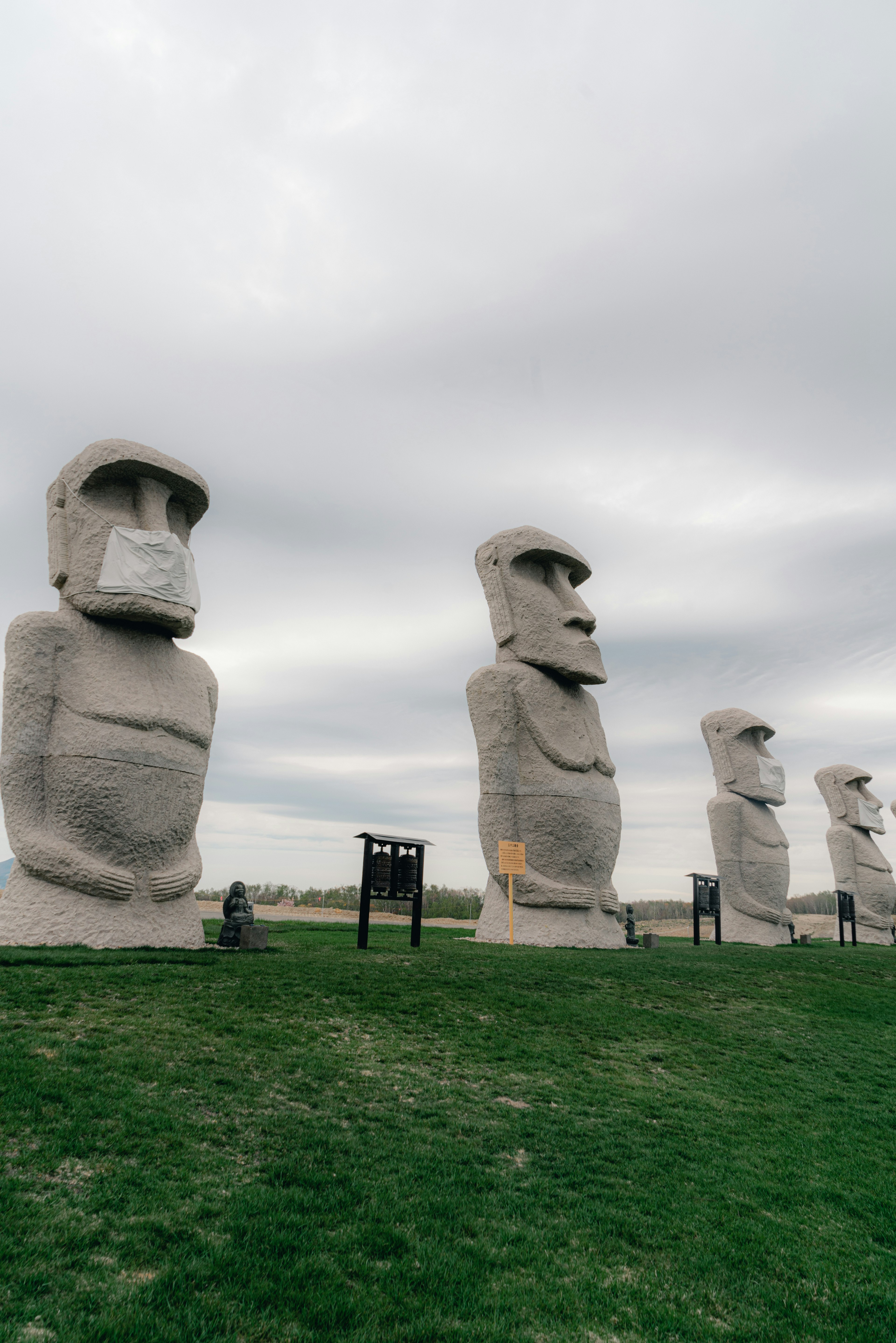 Patung Moai dari Pulau Paskah berdiri berjejer