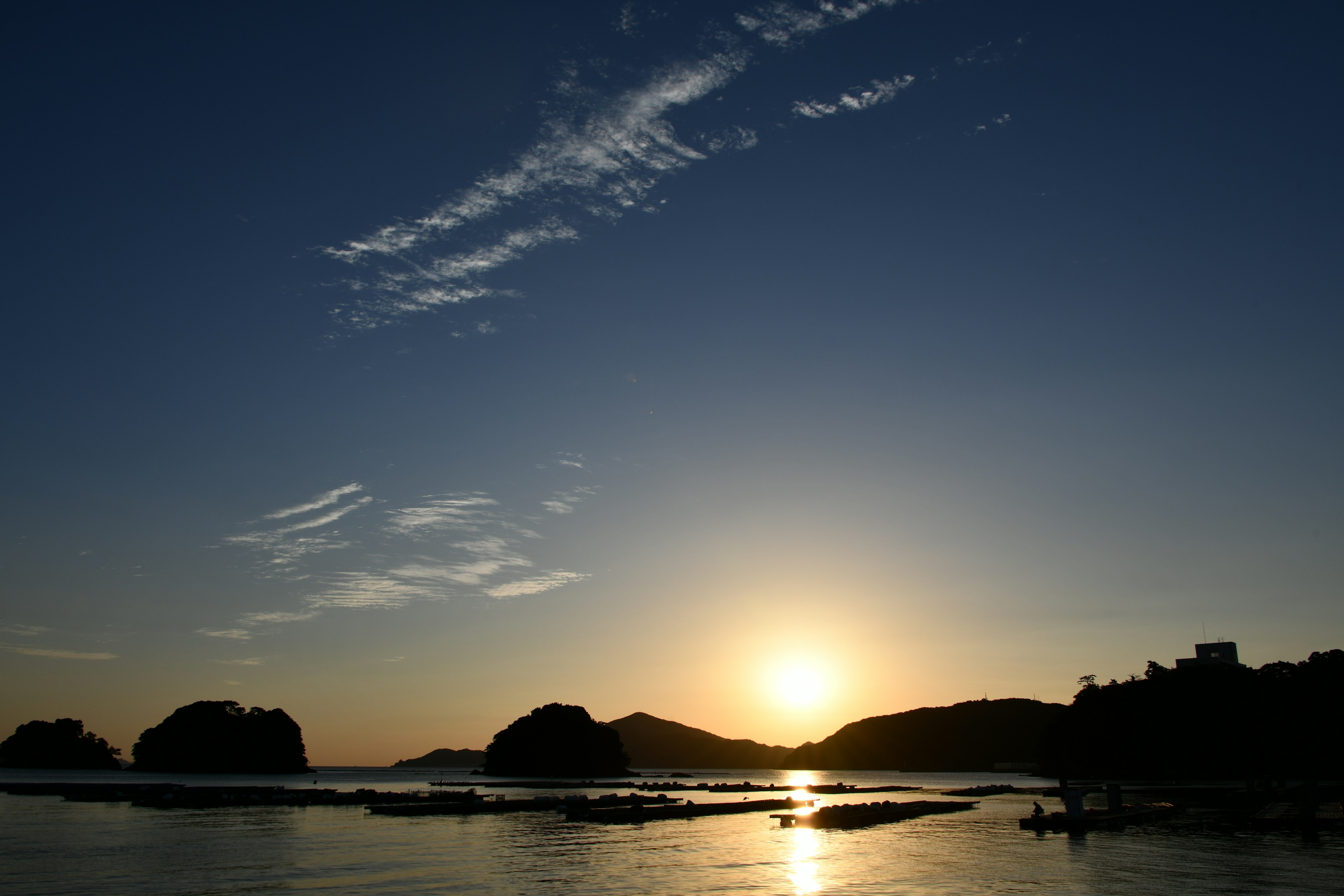 海上日落與藍天的風景