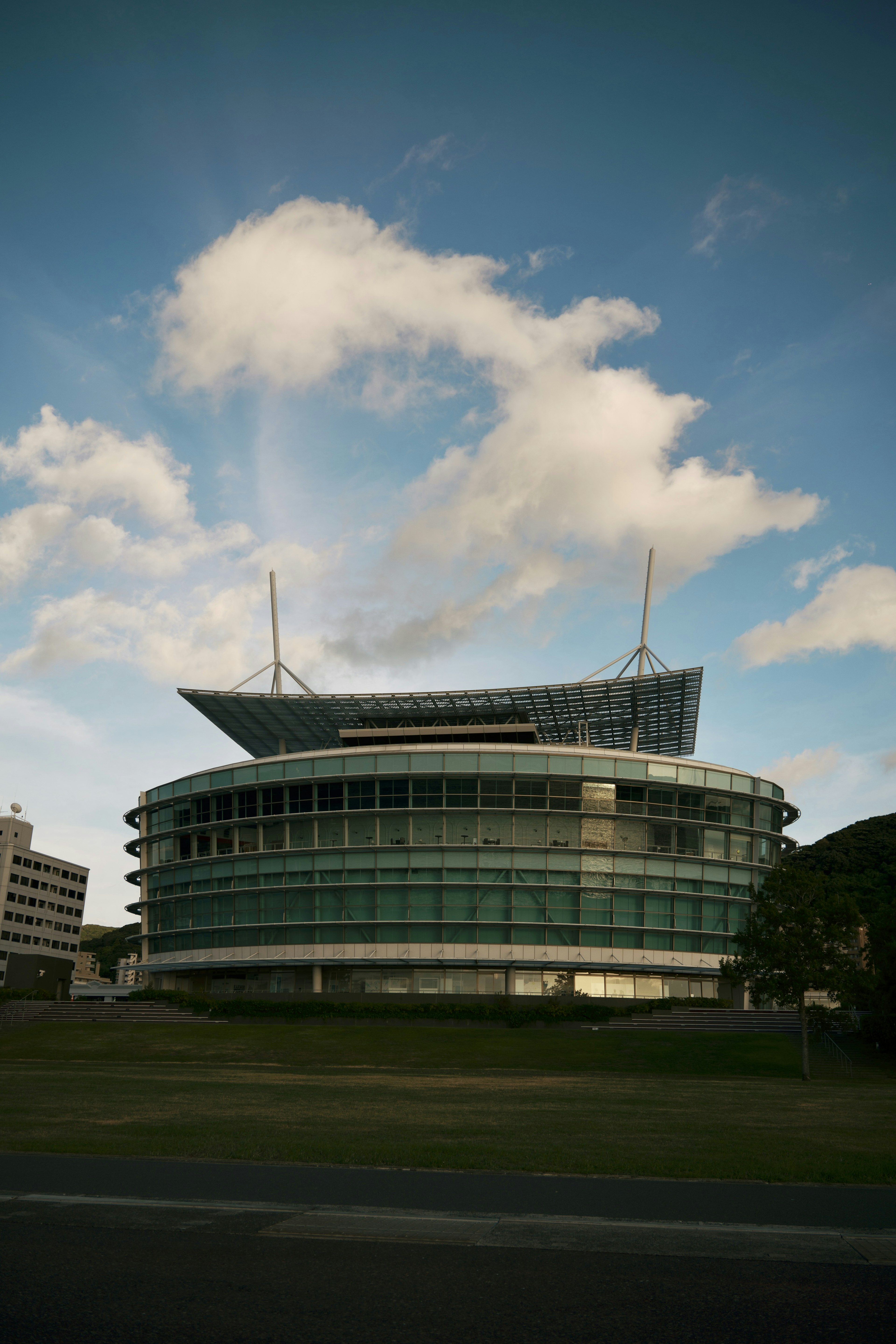 近代的な建物の外観と青空の風景