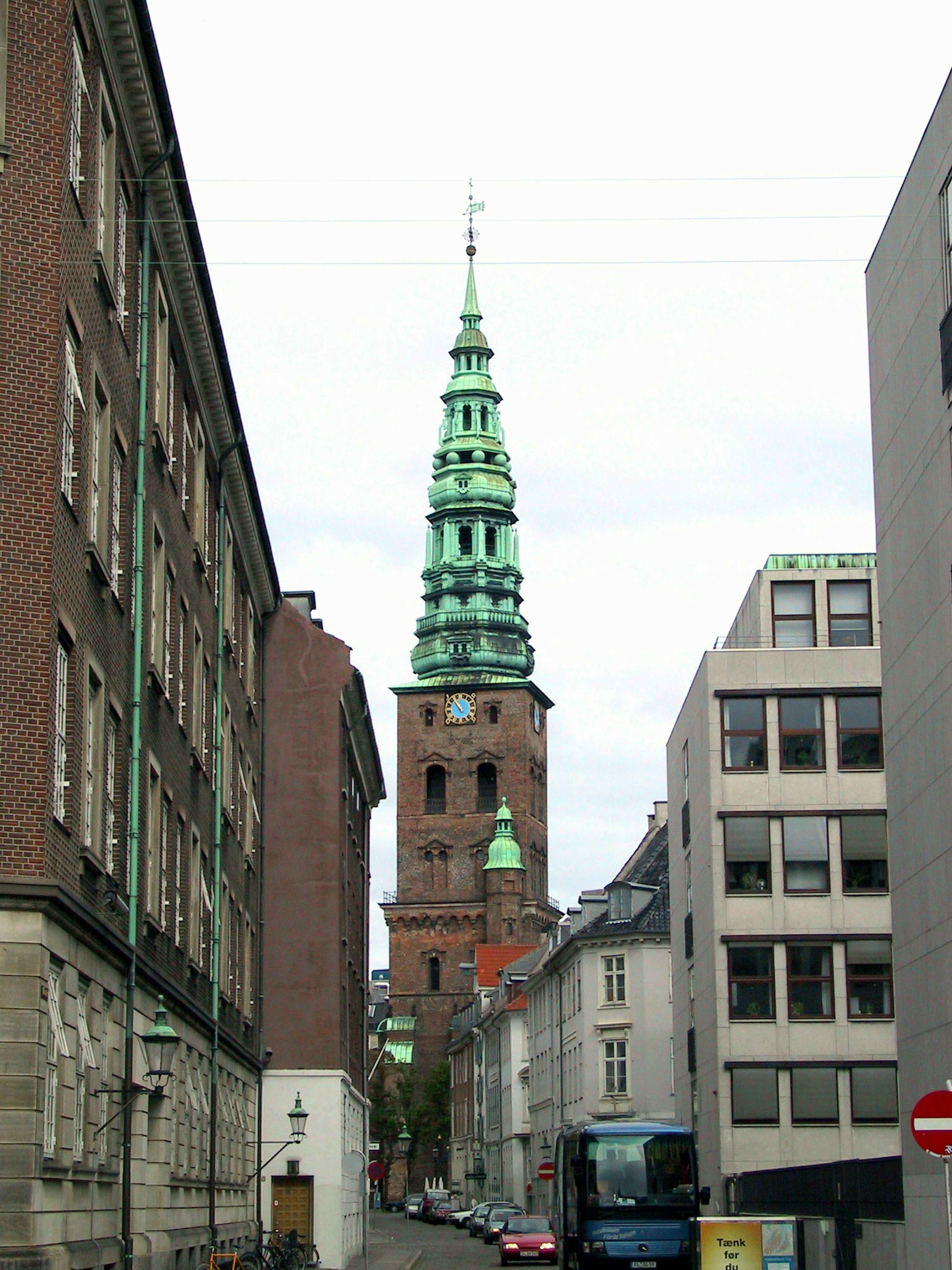 Vue de la rue à Copenhague avec le clocher vert de l'Église de notre Sauveur