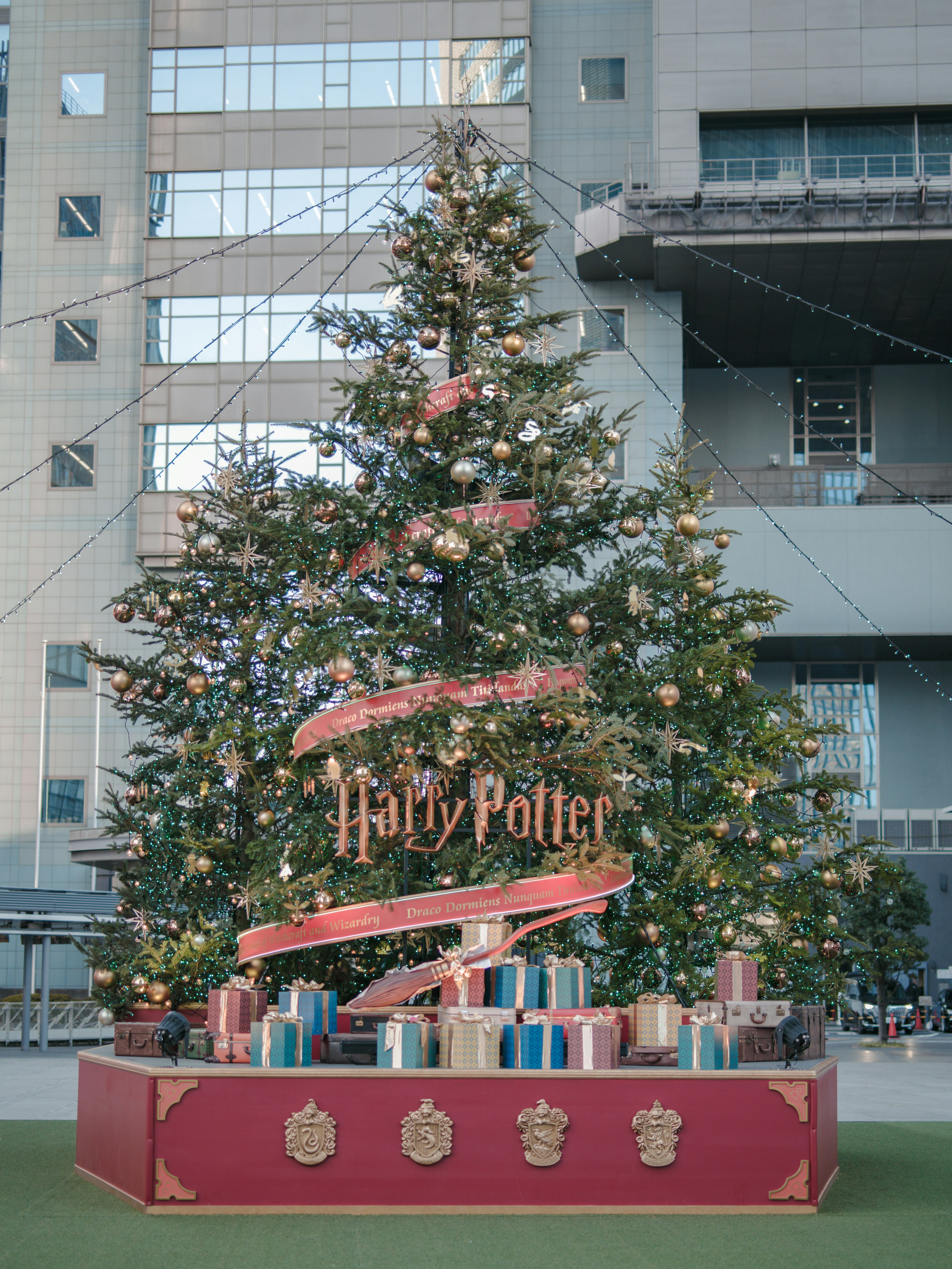 Weihnachtsbaum im Harry Potter Thema mit bunten Geschenken