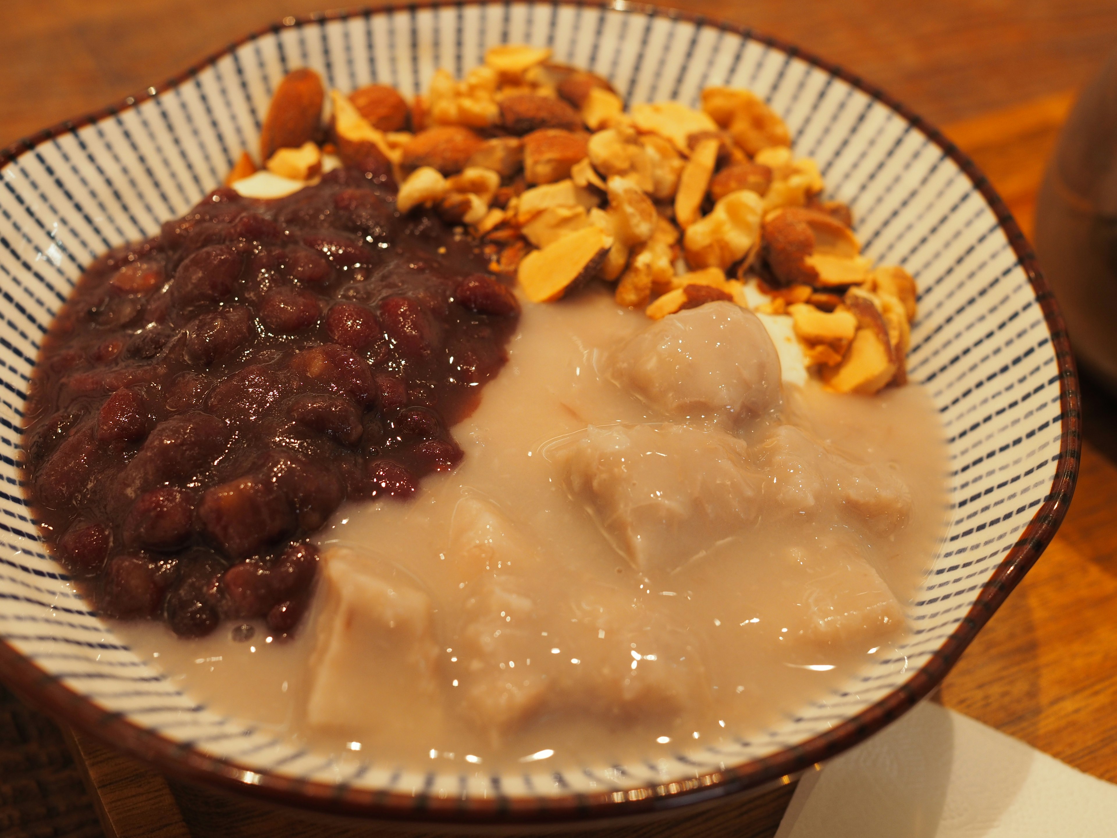 Bol de dessert avec des haricots rouges et des noix assorties