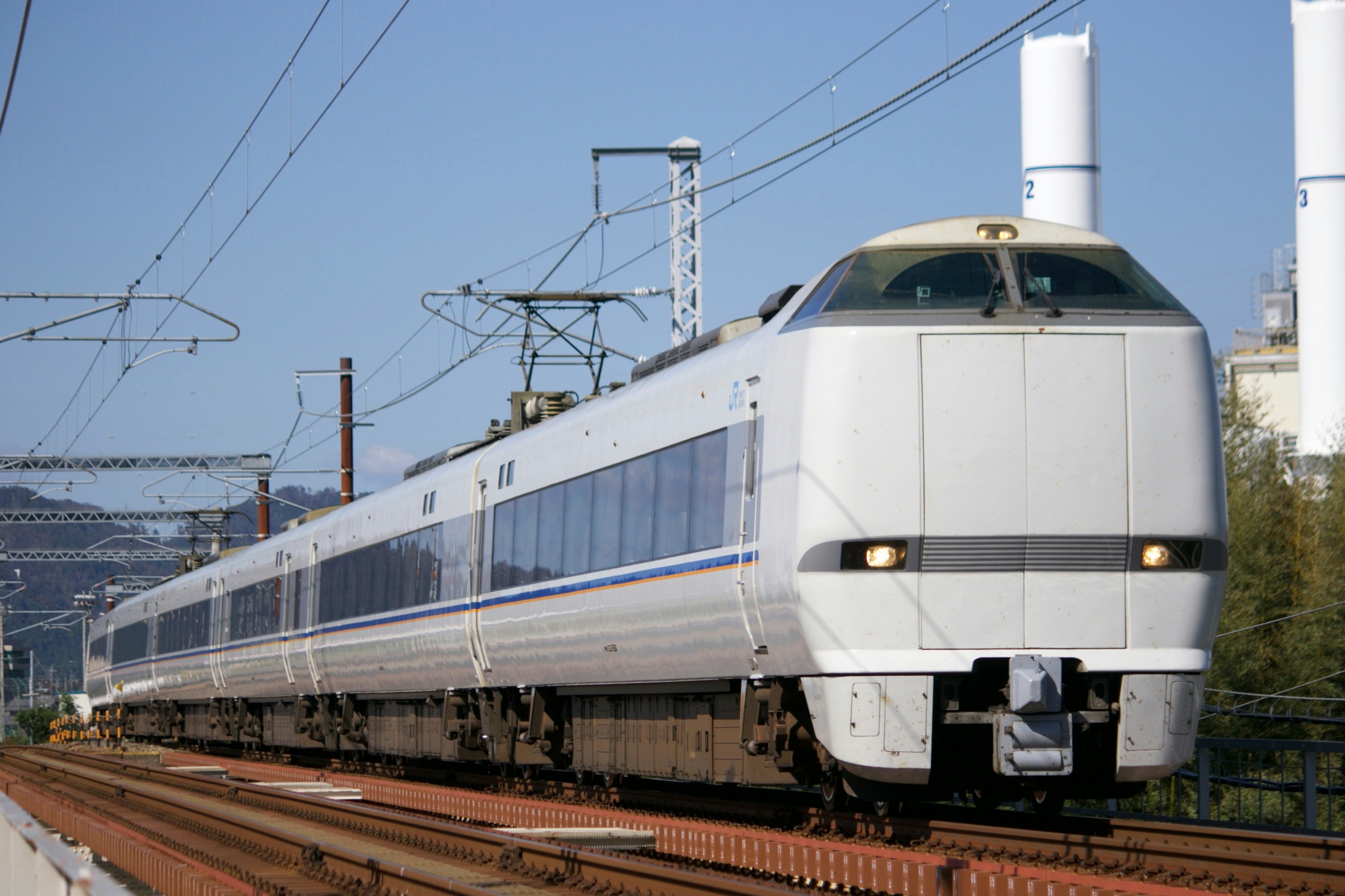 Un tren Shinkansen blanco está circulando por las vías