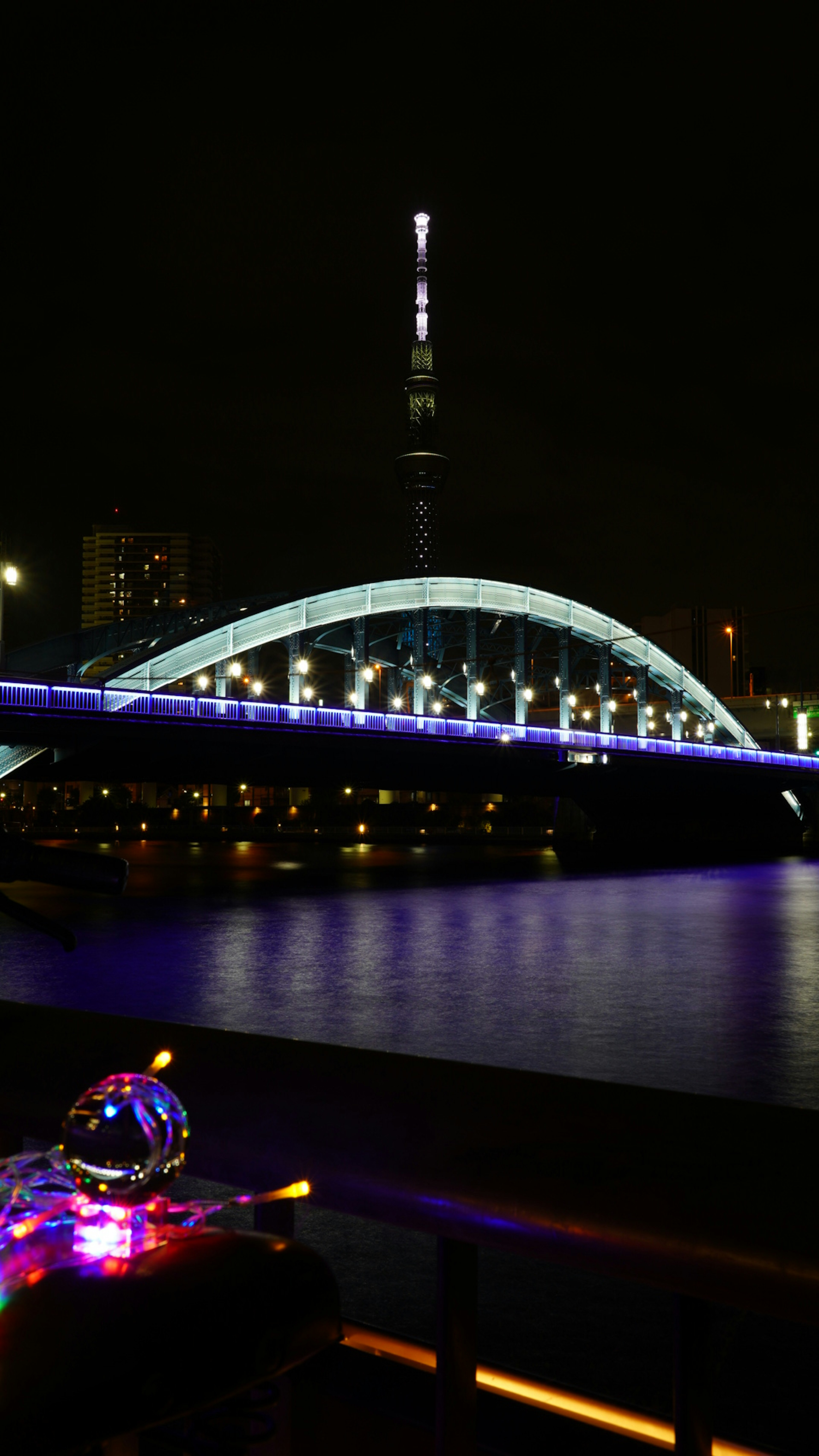 Schöne Nachtansicht von Tokyo Skytree und der beleuchteten Brücke