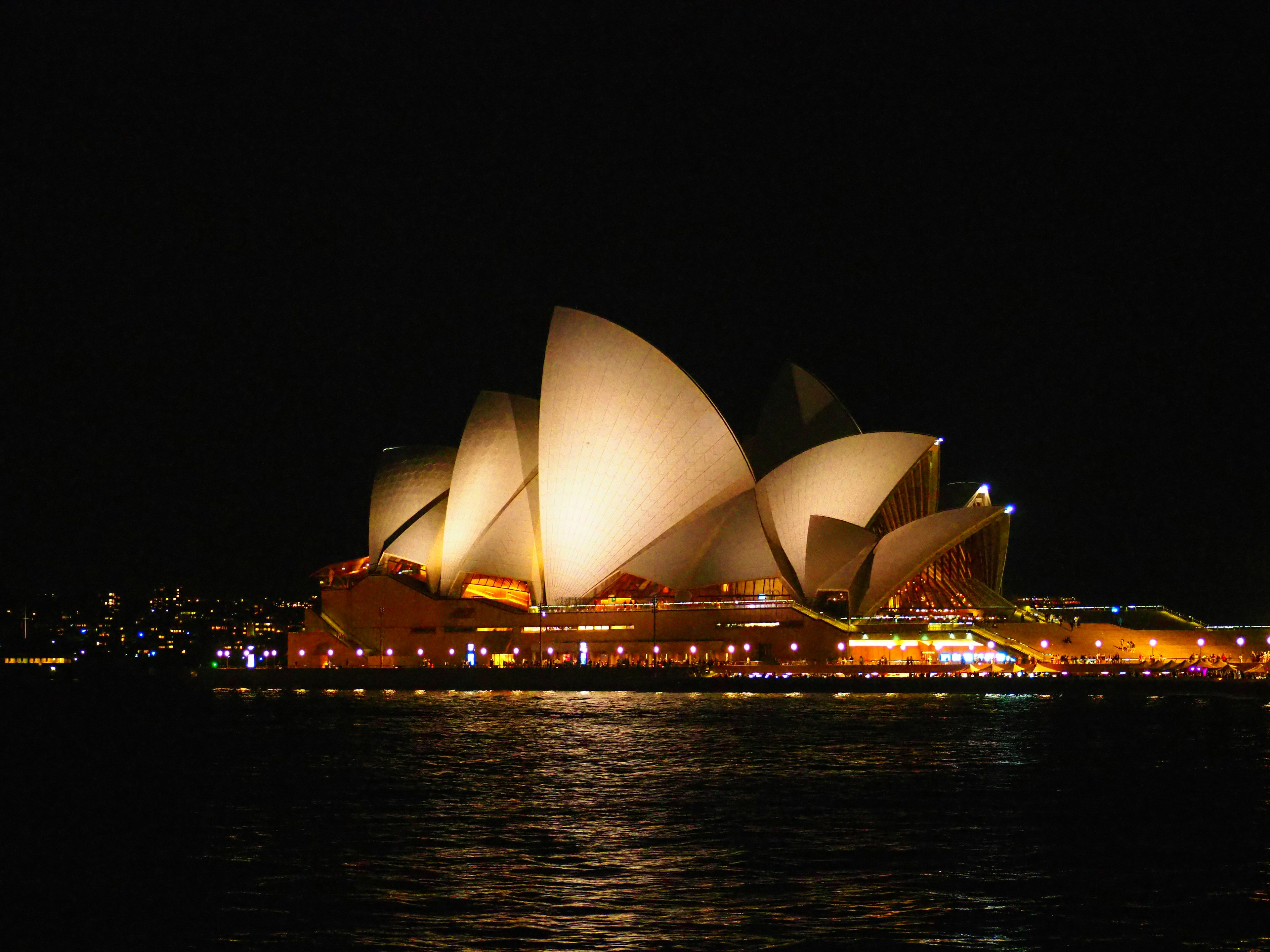 Gedung Opera Sydney yang diterangi di malam hari