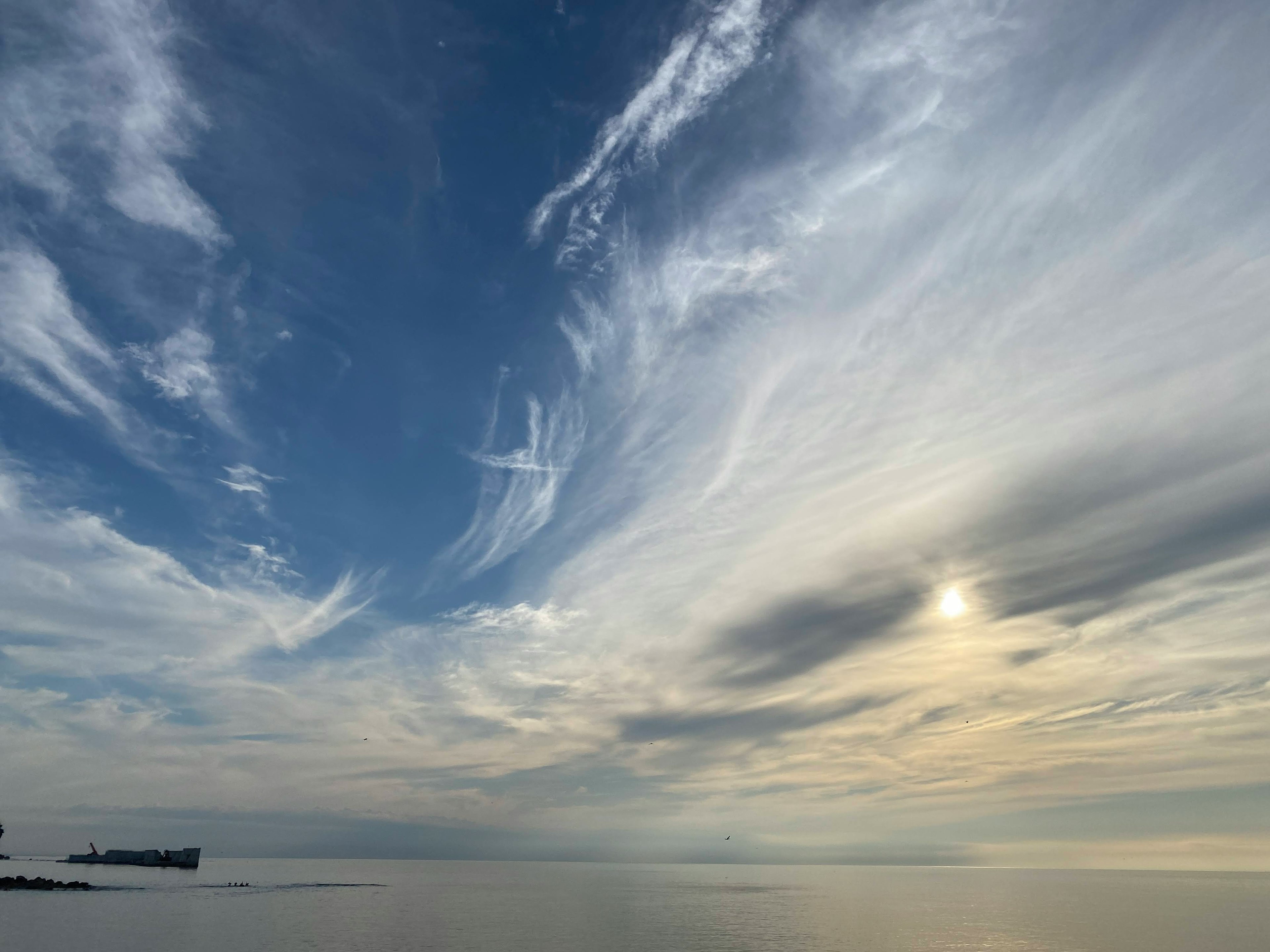 穏やかな海とカラフルな雲の広がる空