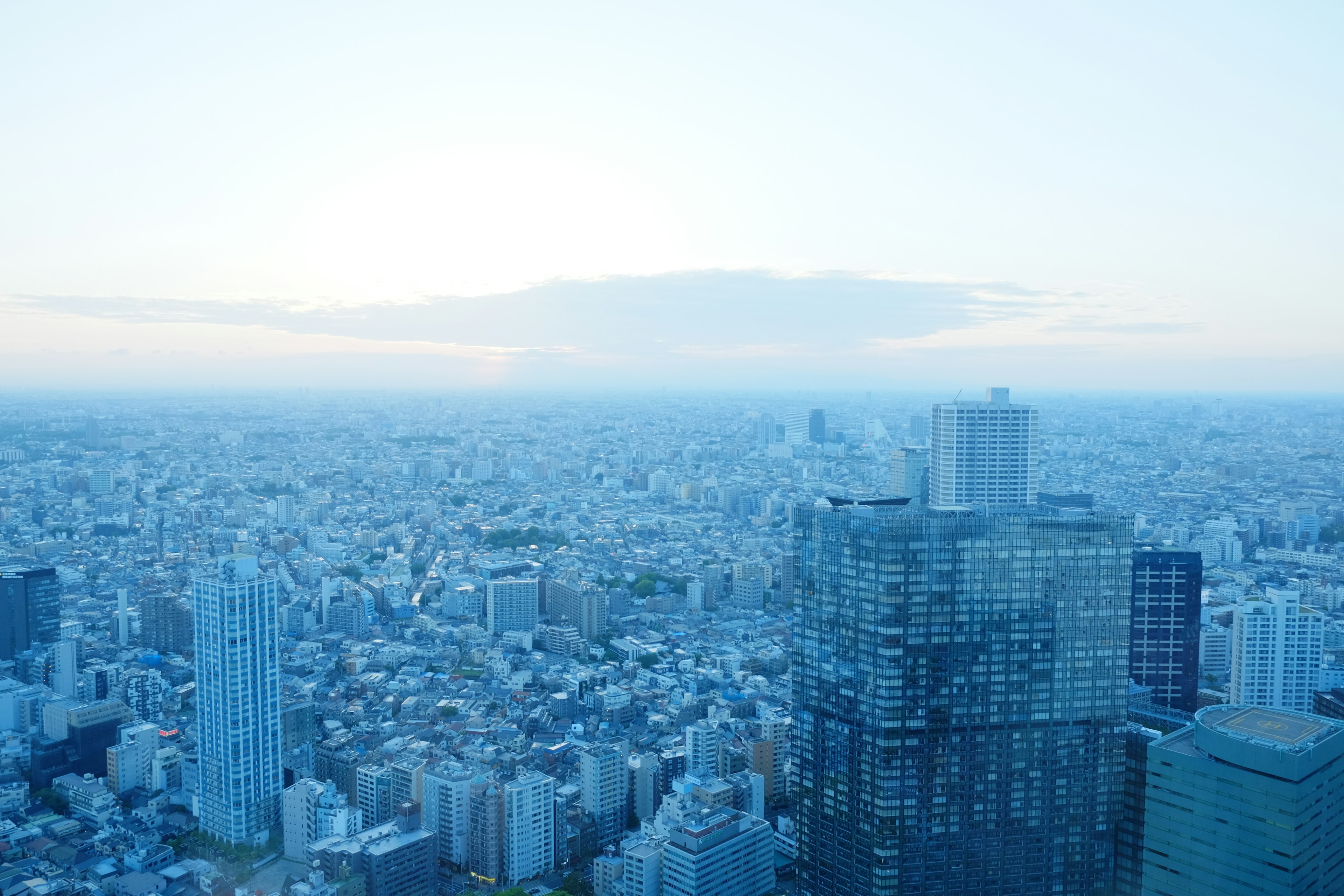 Una vista panorámica del paisaje urbano de Tokio bajo un cielo azul con rascacielos