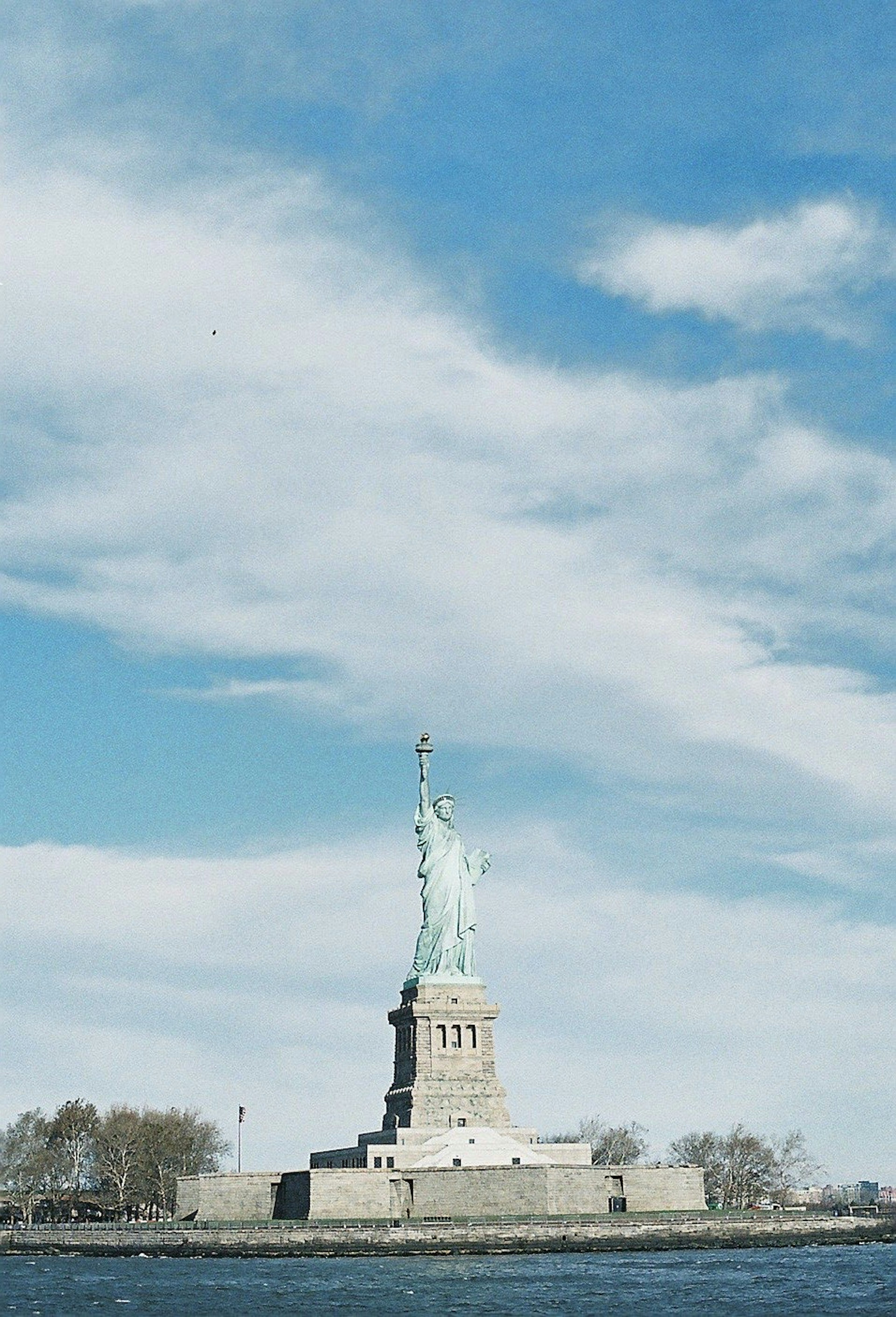 Freiheitsstatue steht unter einem blauen Himmel