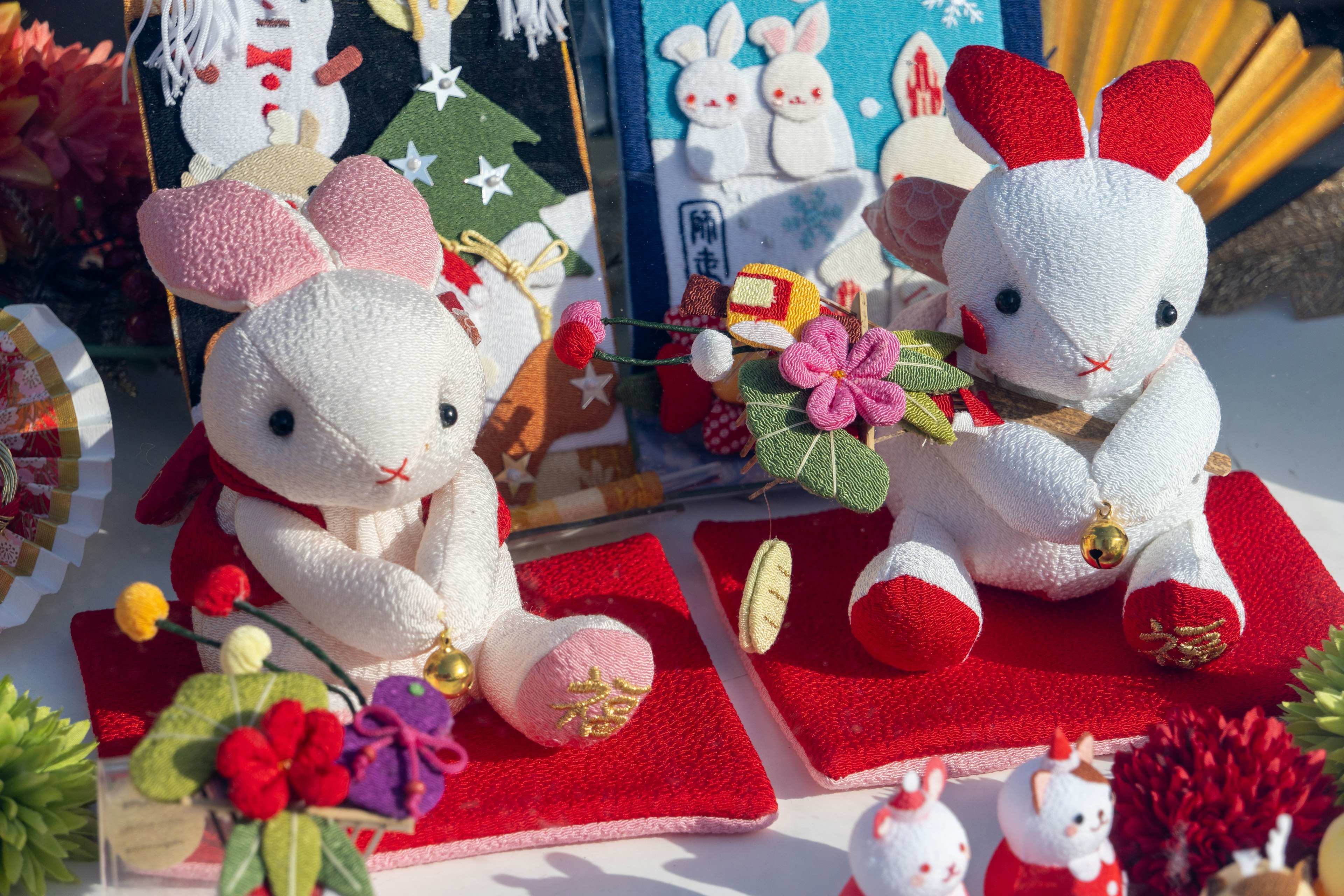 Jouets en peluche de lapin colorés exposés sur une table