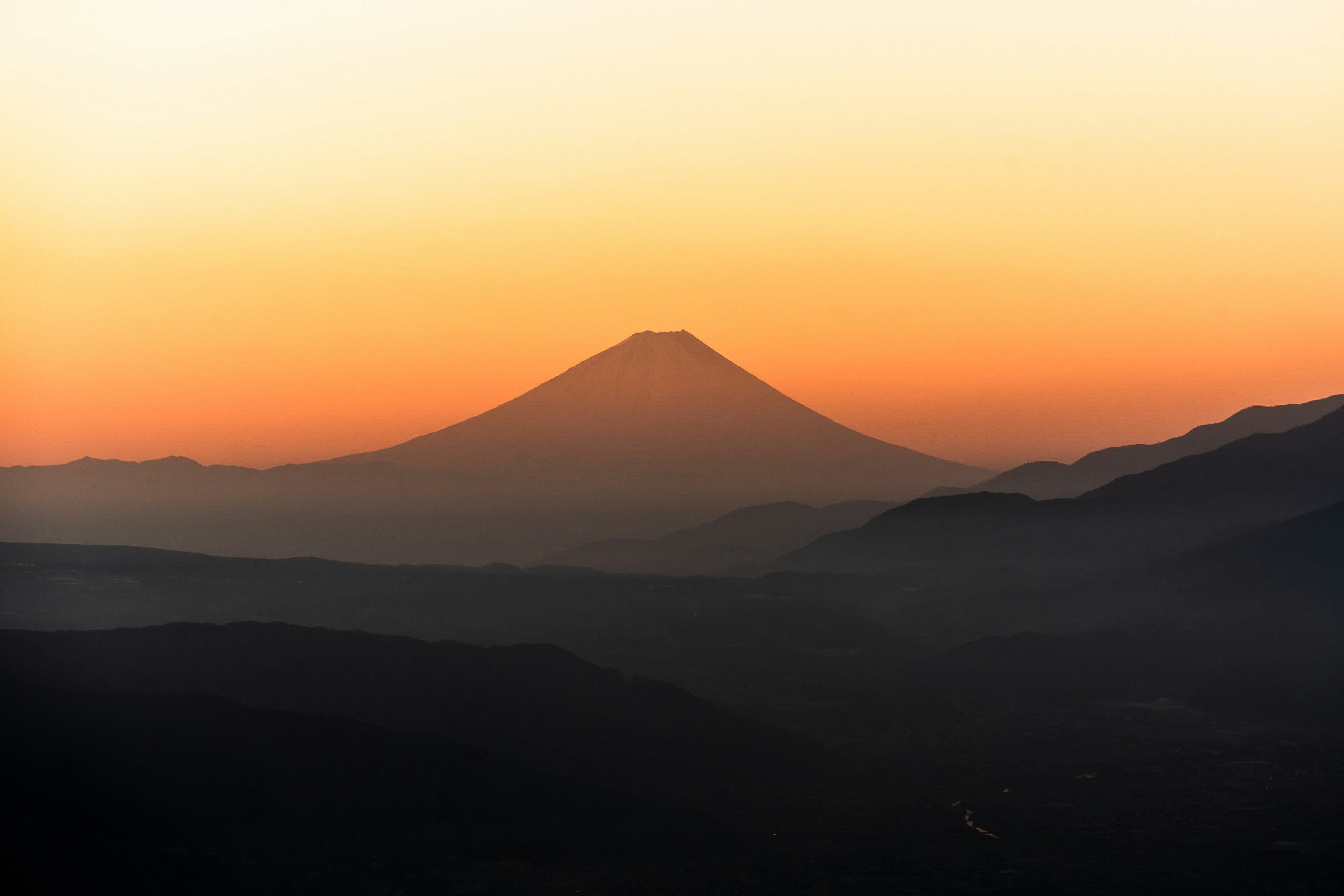 富士山の美しい夕焼けのシルエット