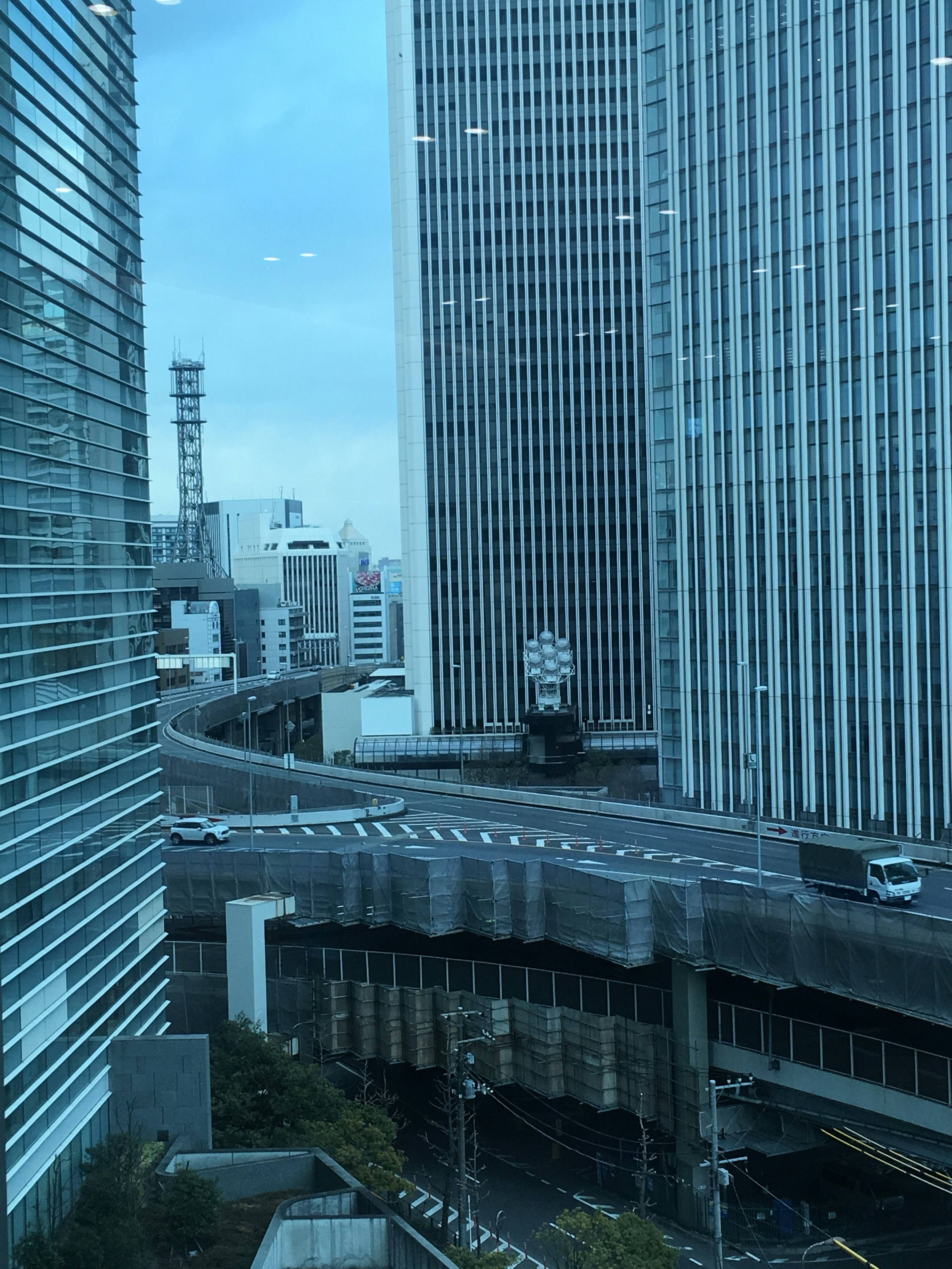 Vista de rascacielos y autopista desde una ventana