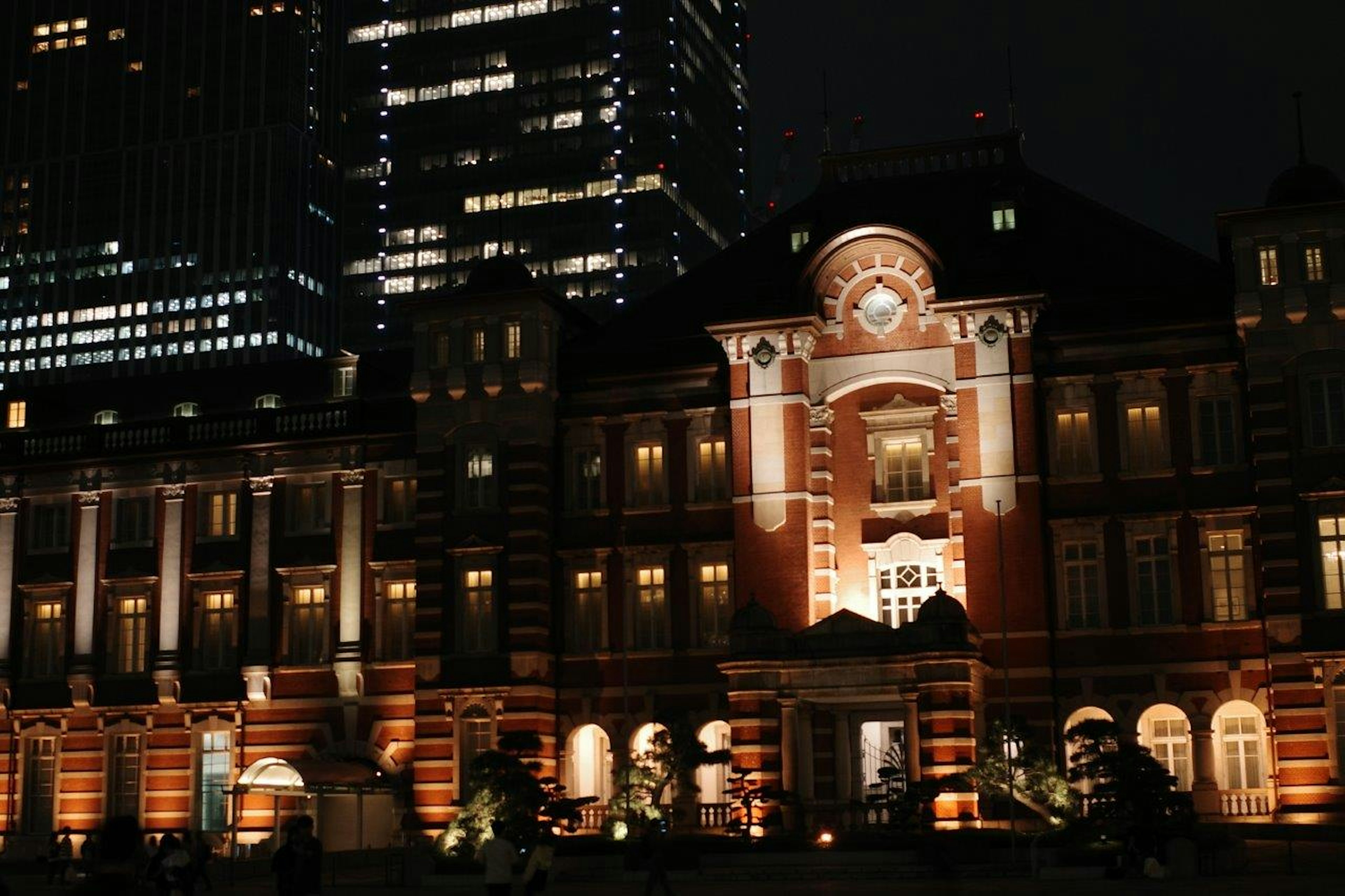 東京駅の夜景　歴史的な建物と現代の高層ビルのコントラスト