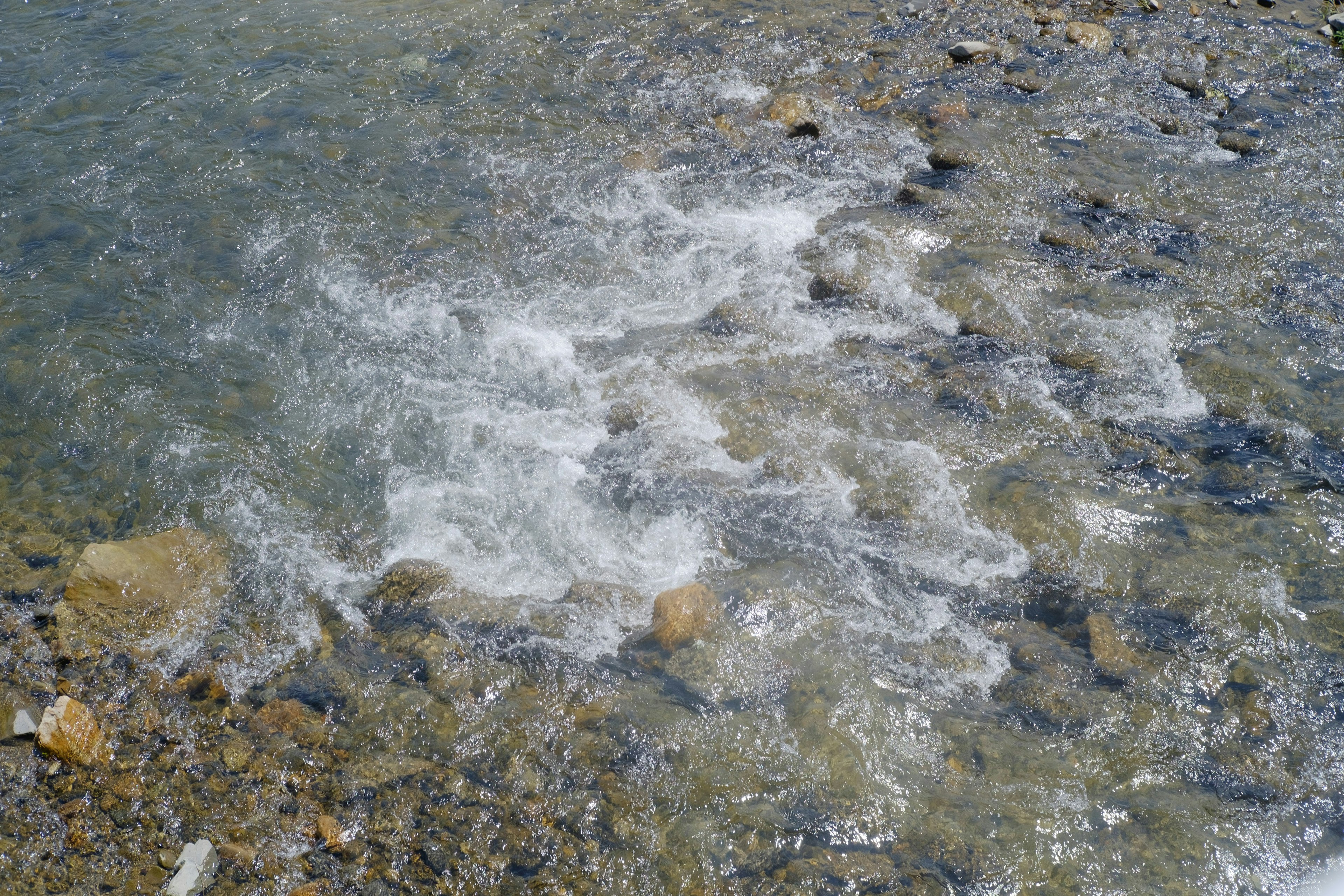 水が岩の上を流れる風景