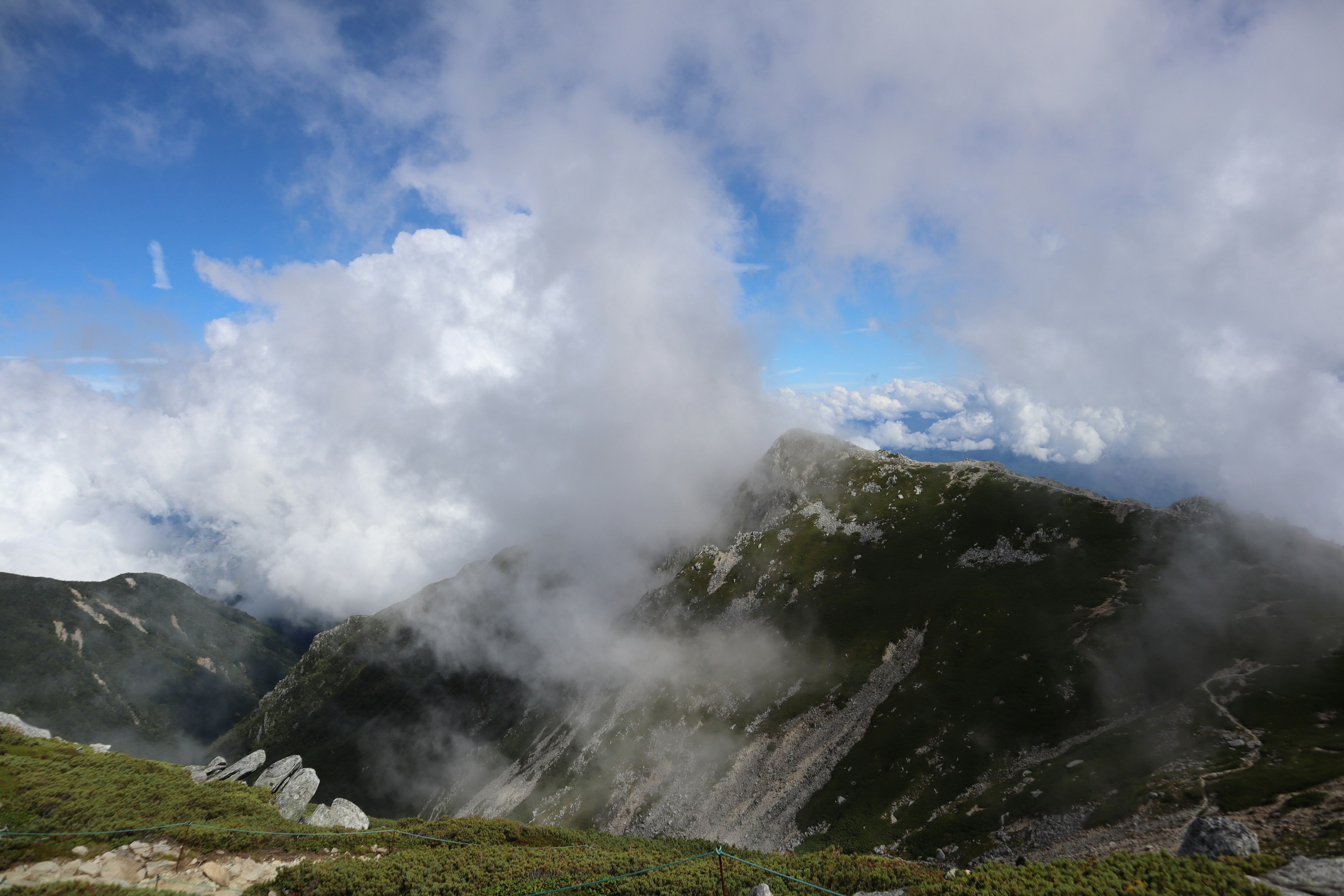 Paesaggio montano con nuvole e cielo blu chiaro