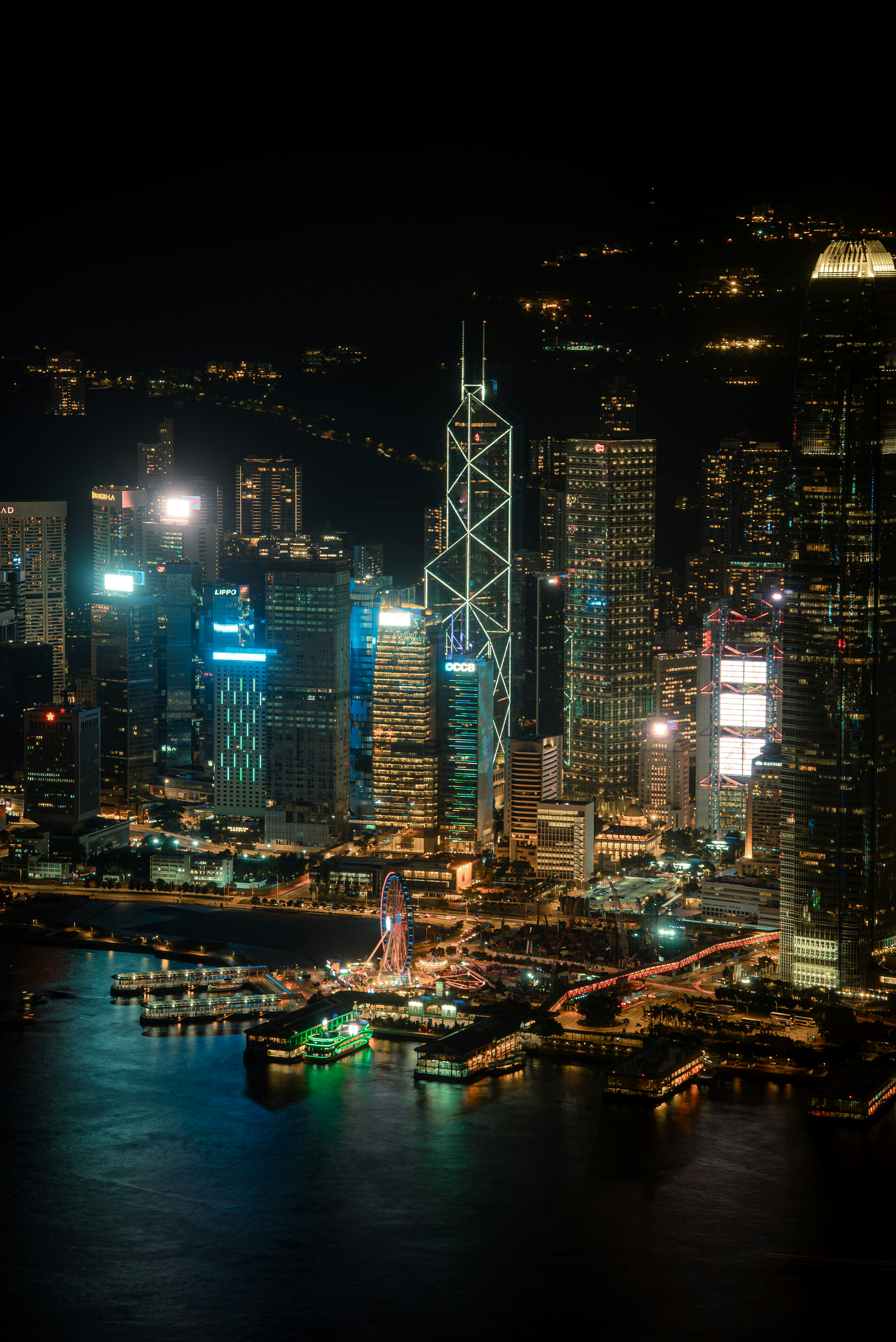 夜の香港の高層ビル群と港の美しい景色