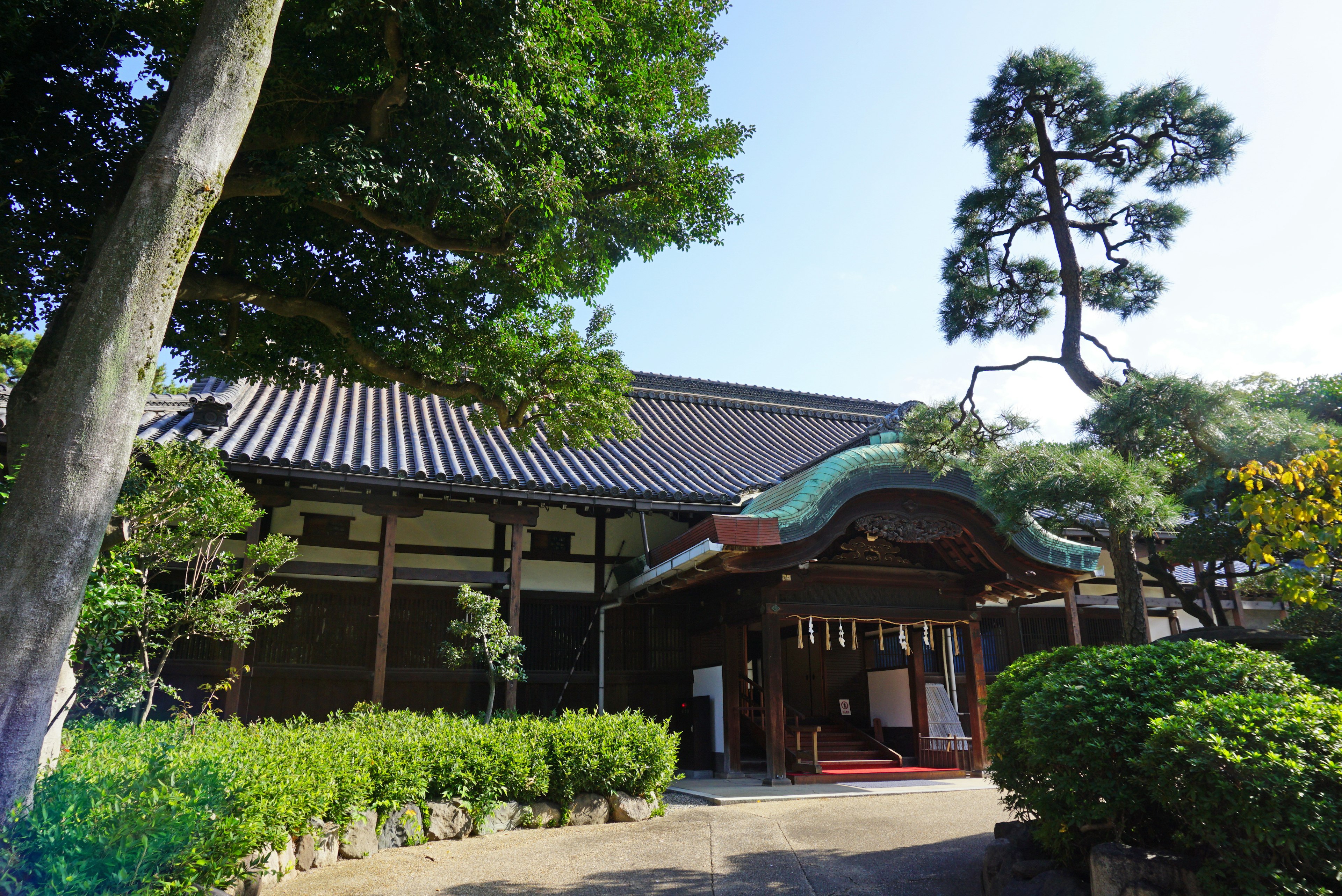 Bangunan tradisional Jepang dengan pemandangan taman subur