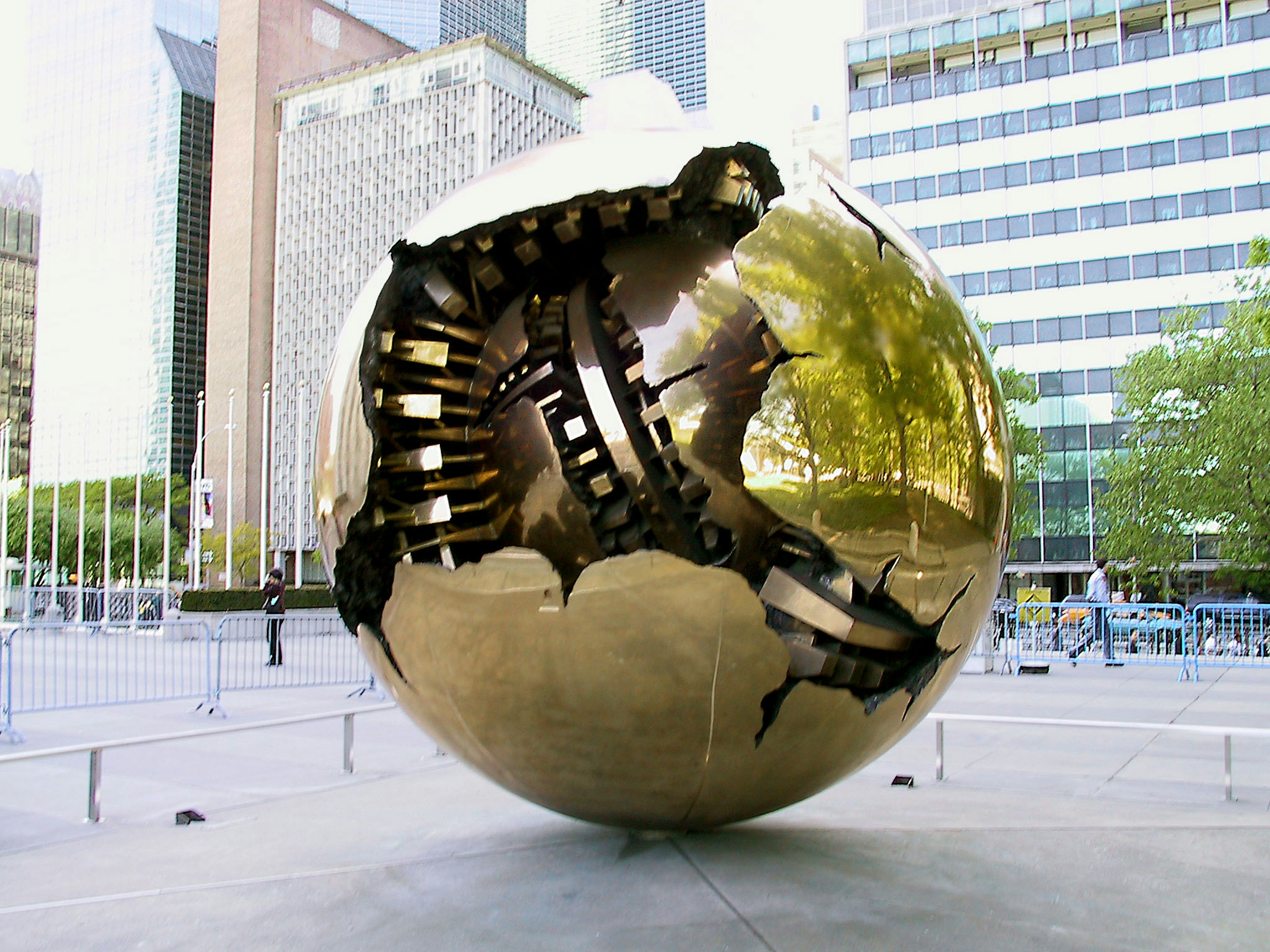 Sphère dorée présentant l'intégration du paysage urbain et de la nature