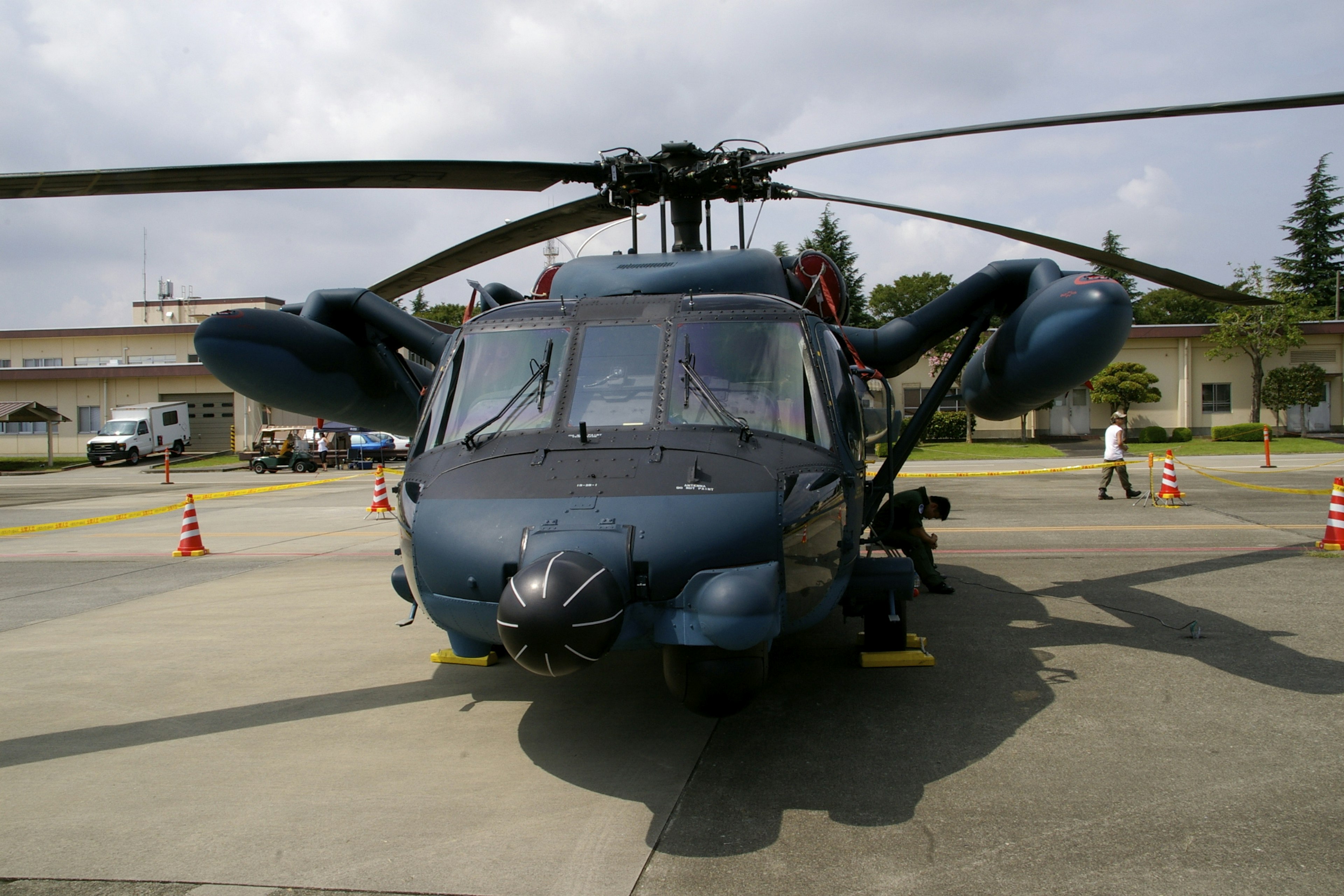 Tampilan depan helikopter dengan bodi hitam dan rotor yang khas