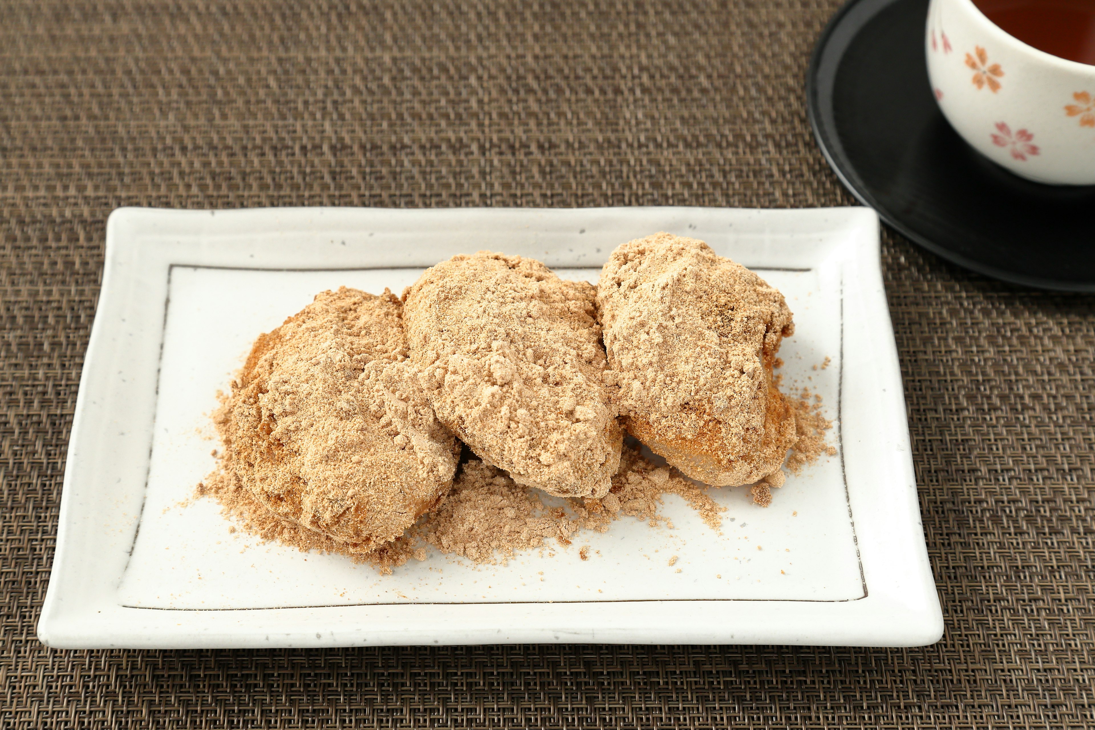 Piring kue Jepang yang ditutupi dengan tepung kedelai