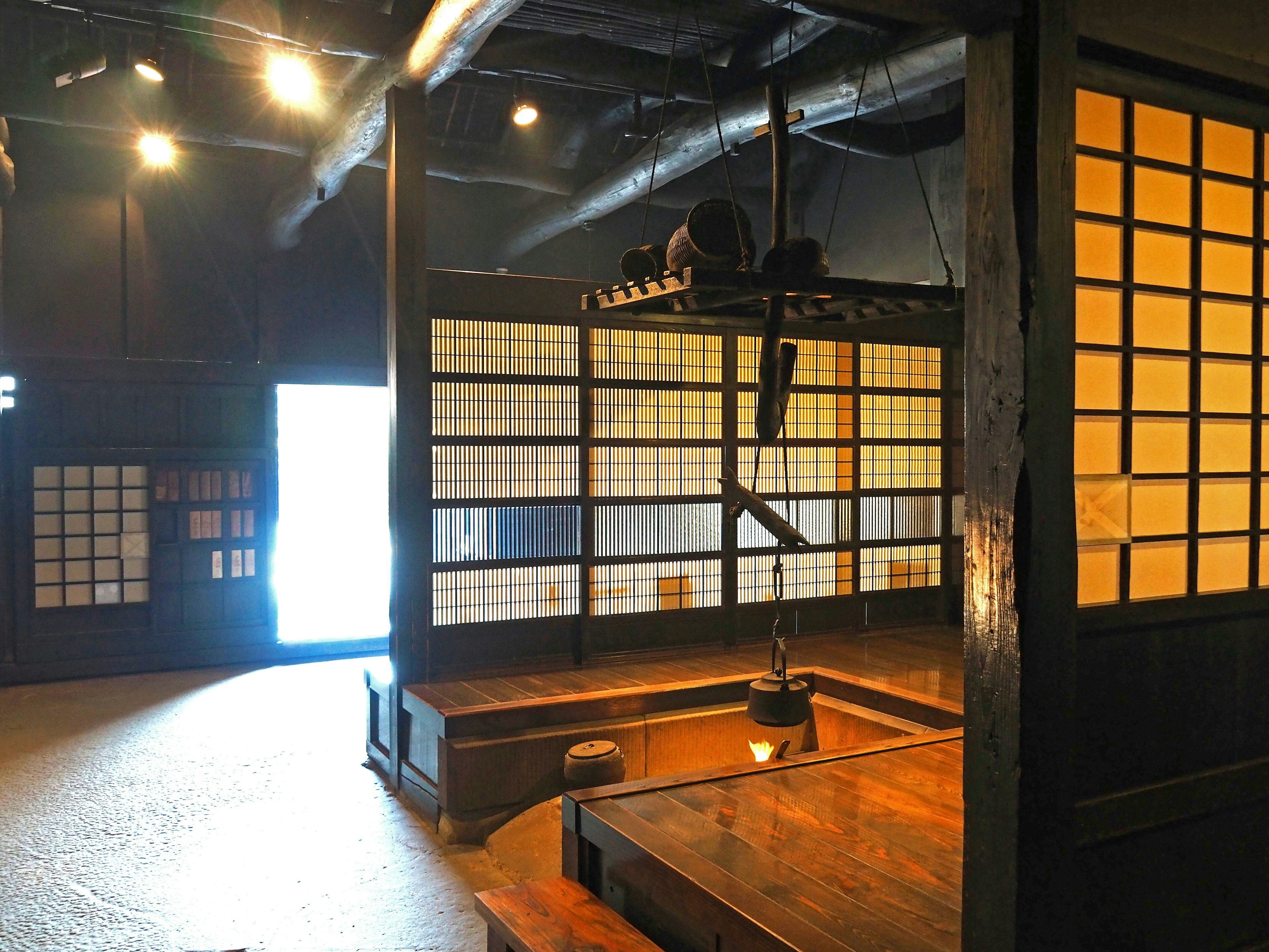 Zimmer mit traditionellem japanischen Architekturstil Holzstruktur und Shoji-Bildschirmen natürliches Licht strömt herein schafft eine ruhige Atmosphäre