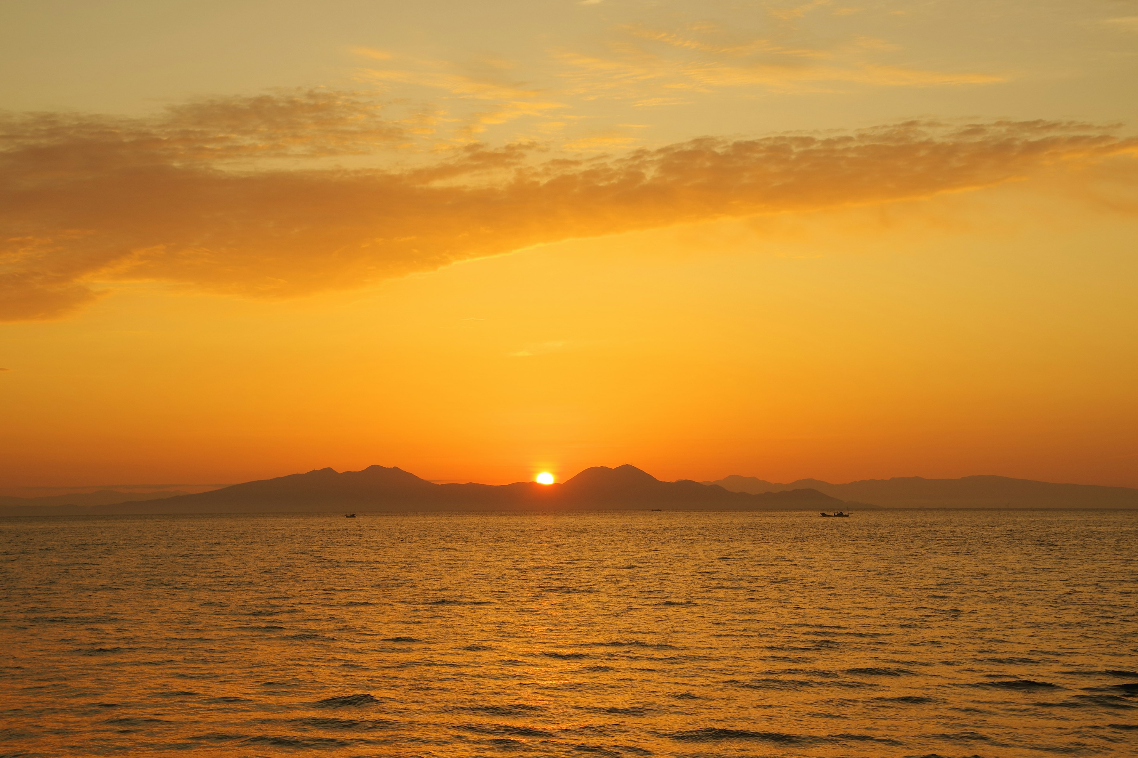 Bellissimo paesaggio con il sole che tramonta sull'oceano