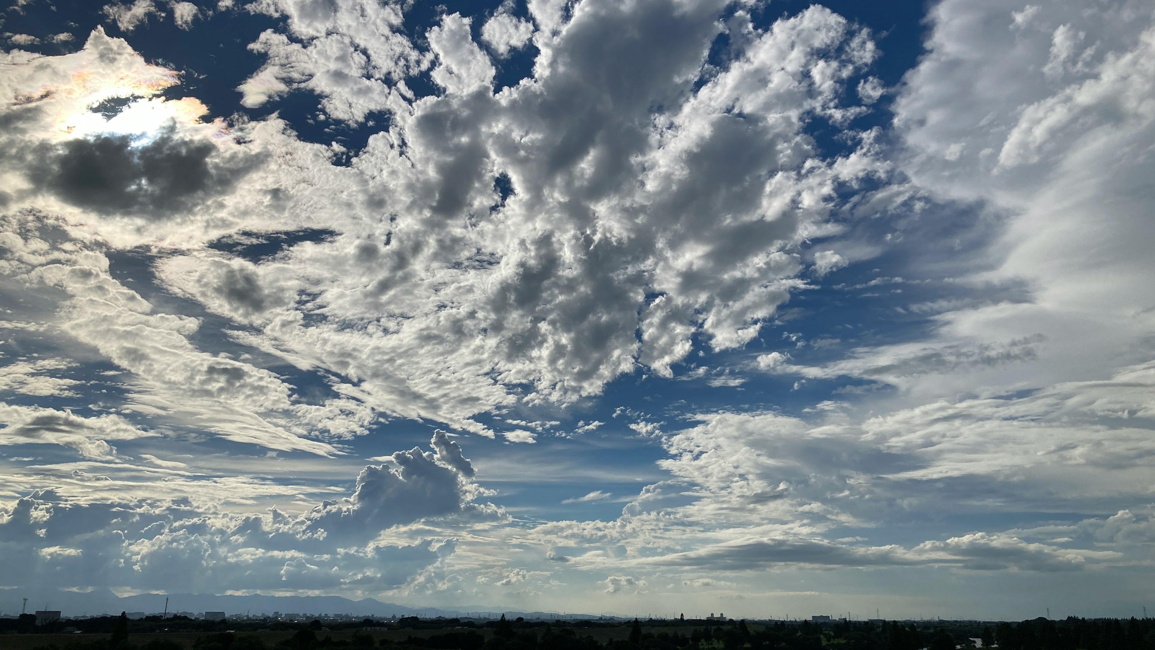 青空に広がる雲の美しいパターン