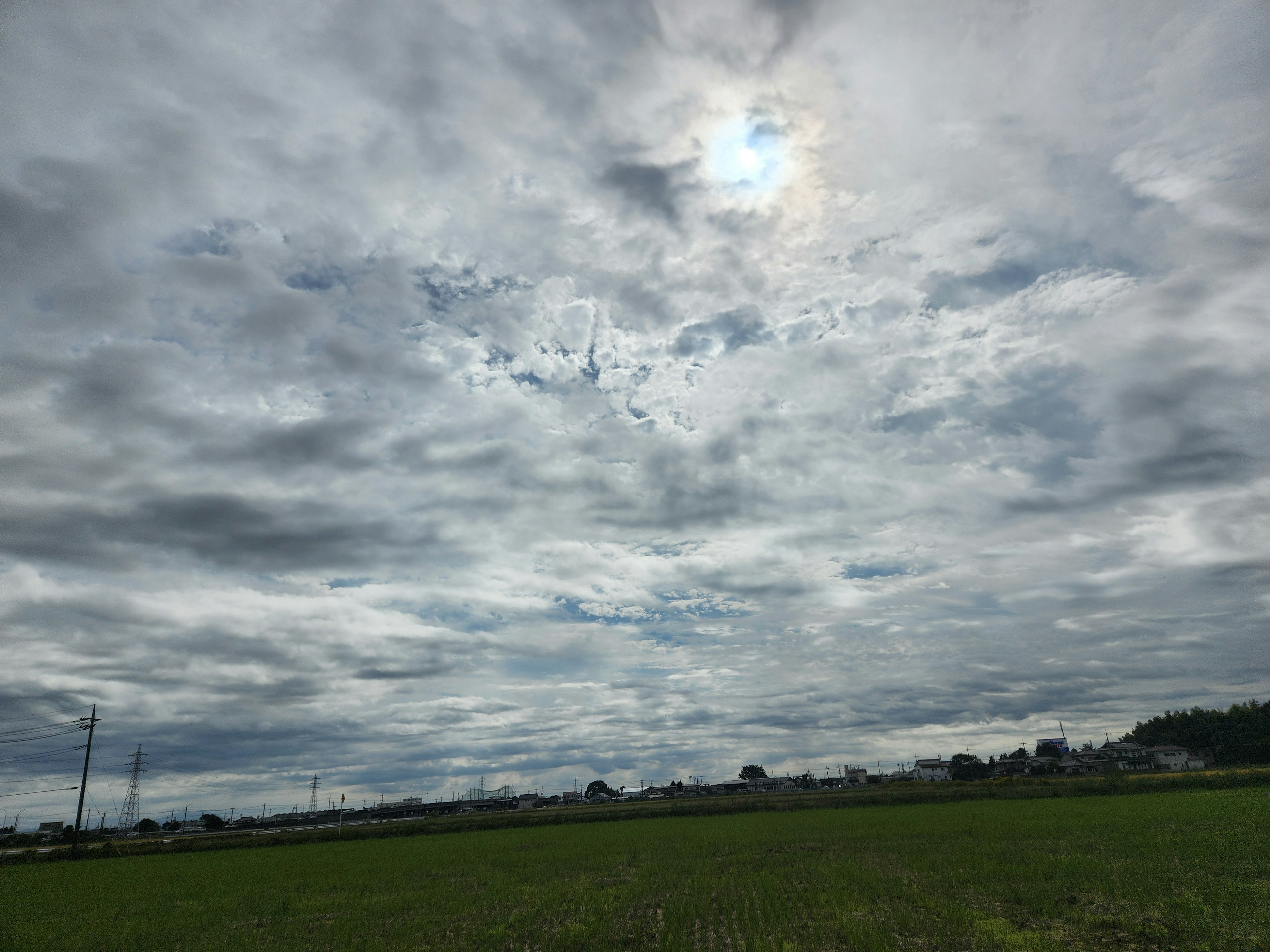 広がる雲と青空が見える田園風景