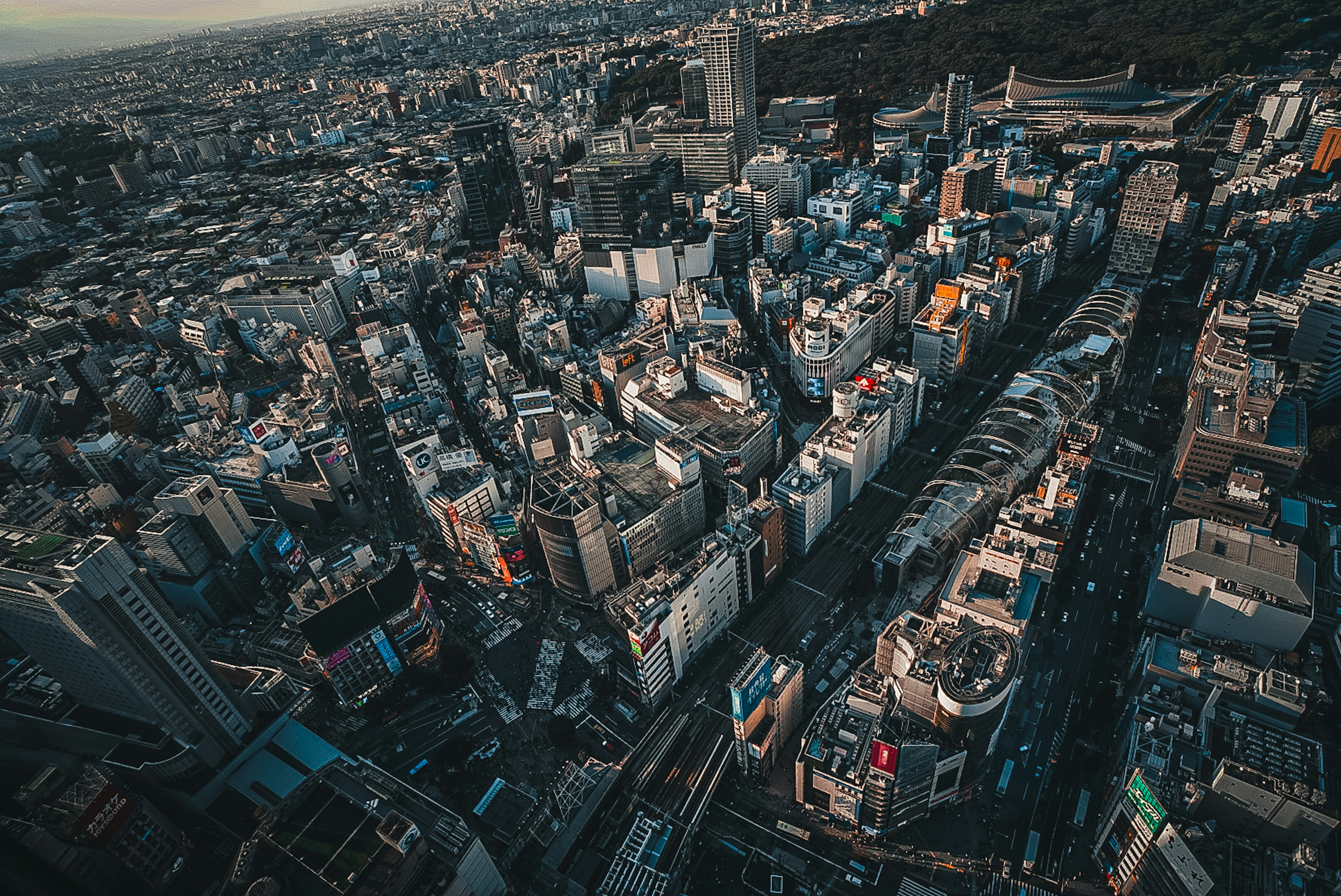 東京の街並みを俯瞰した風景 高層ビルと狭い通りが交差する景色